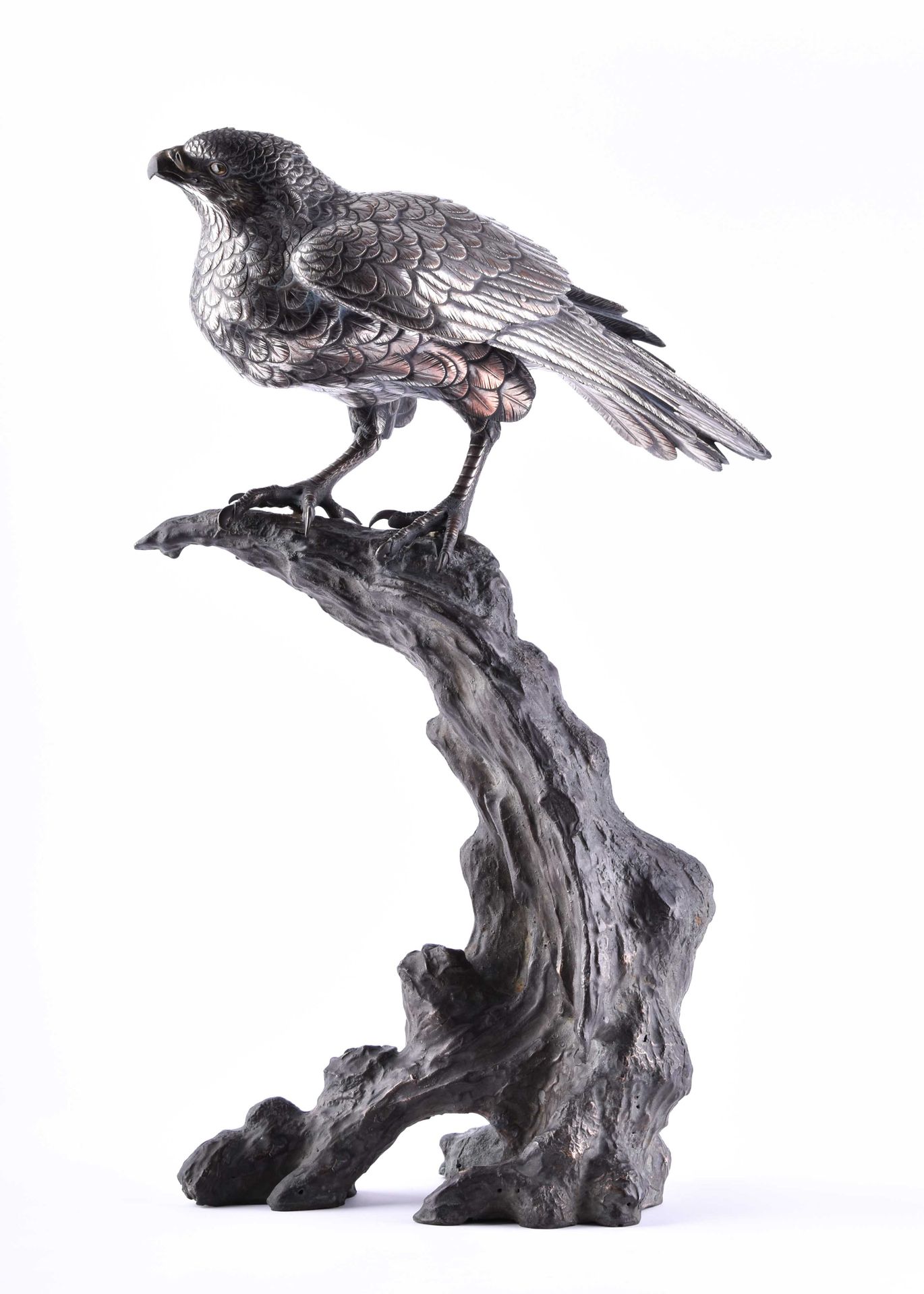 Vogelfigur wohl Japan Meiji Periode 雀鹰坐在树枝上，雀鹰是镀银的青铜，树枝是青铜，非常精细和自然的设计，总高度38厘米