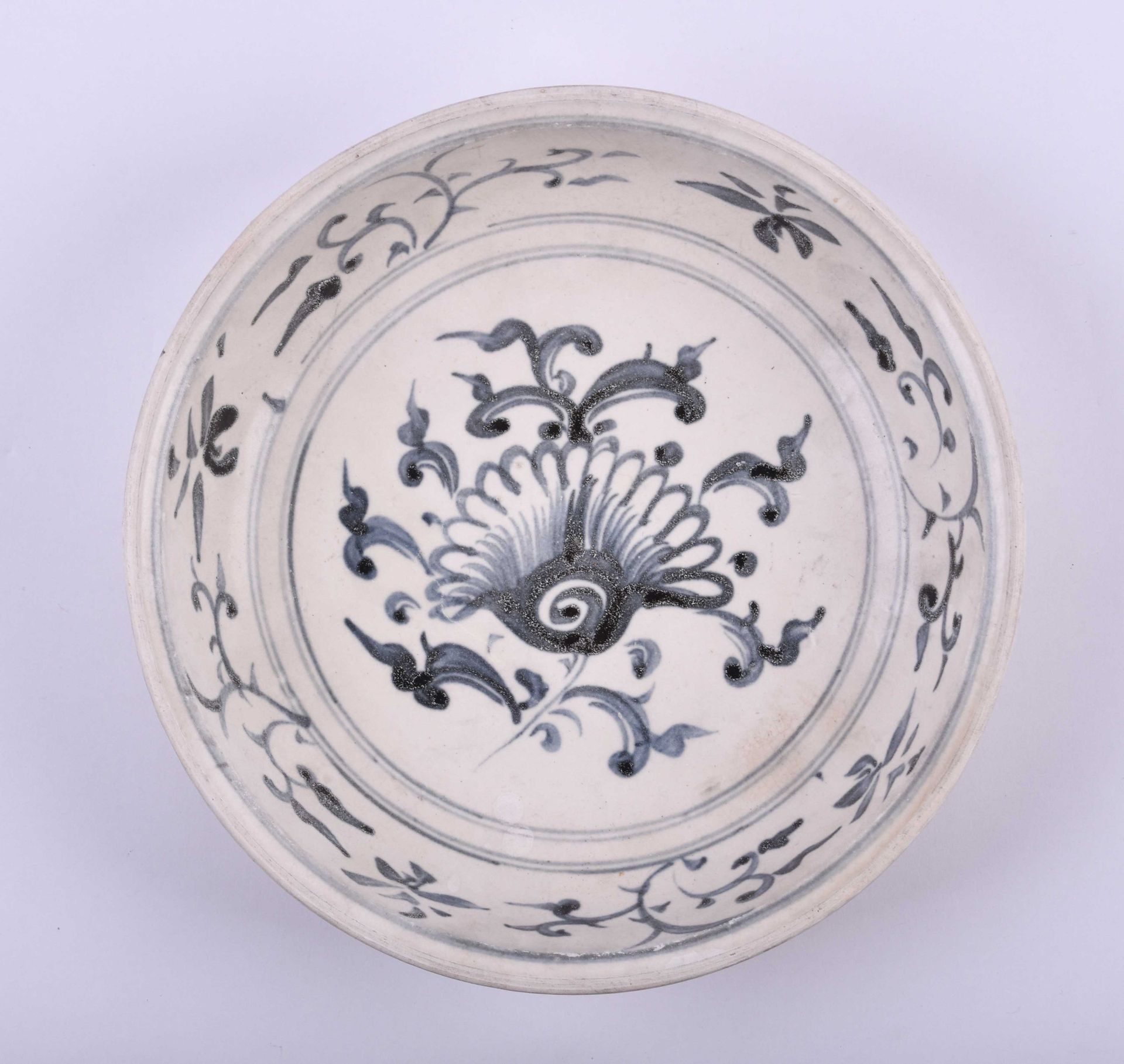 Schale China Ming Dynastie florale unterglasurblaue Malerei, Wasserfund, H: 5,5 &hellip;