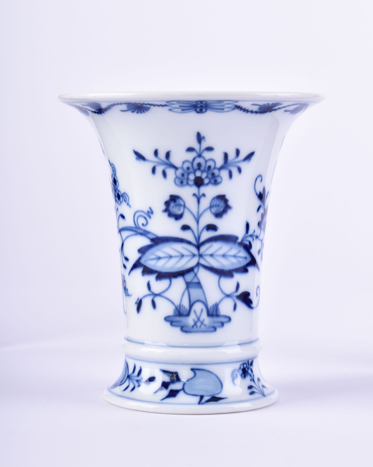 Vase Meissen Décor motif oignon, marque épée bleue, 1er choix, h : 13 cm