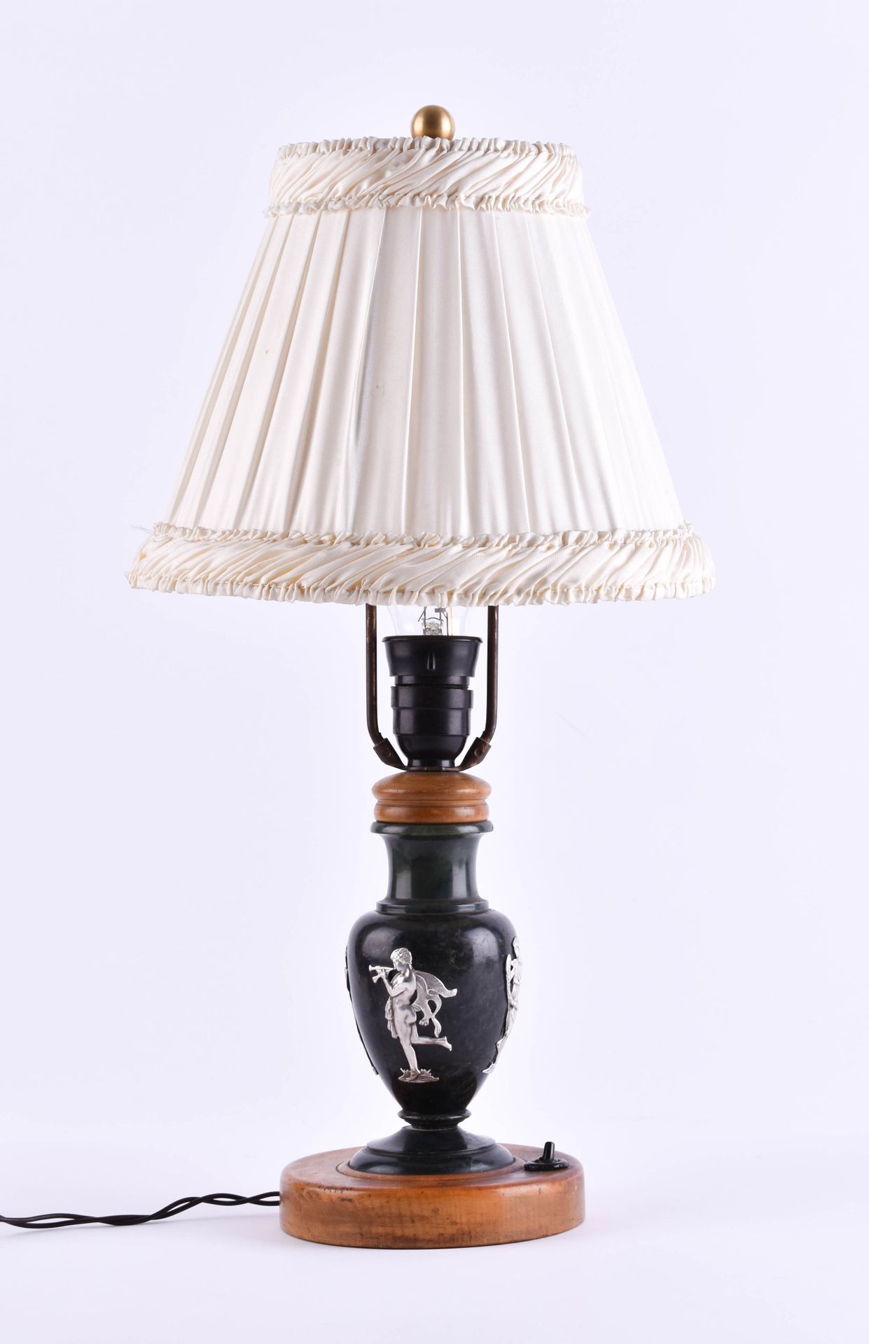 Lampe Russland um 1910 可能是软玉，在桦木底座上，有银的应用（84 tsolotnik），西里尔大师的标记，总高度：约47厘米