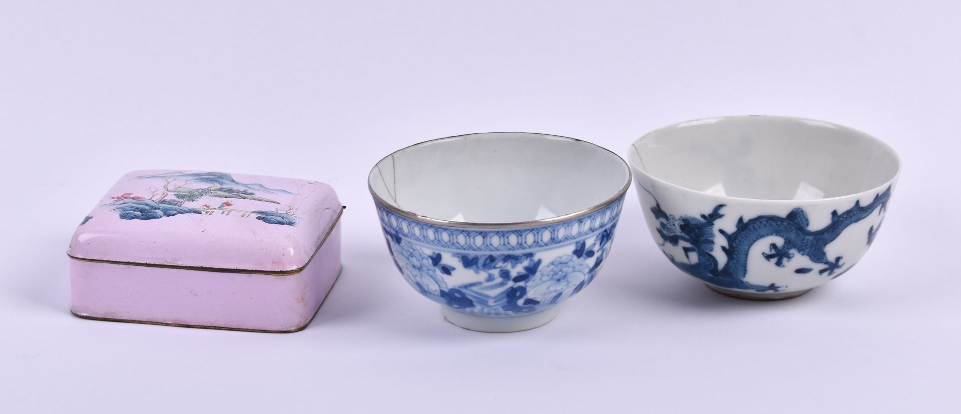 Konvolut China Qing Dynastie 3件，2个蓝色釉下彩的碗，高：每个约6厘米，每个都有底纹，因年代久远而状况不佳，1个彩色搪瓷盖盒，4厘&hellip;