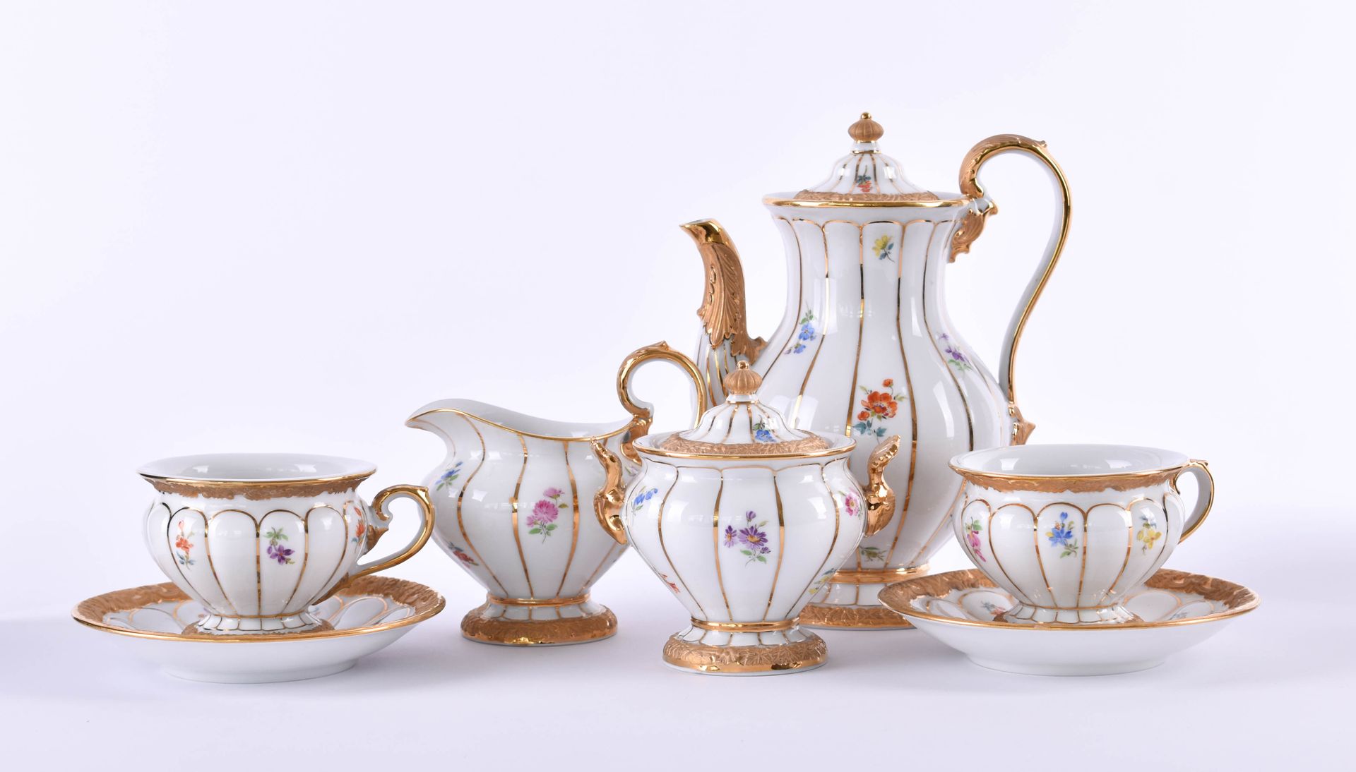 Mokka Dejeuner Meissen Forme B, peint en couleur avec des fleurs éparses et un r&hellip;