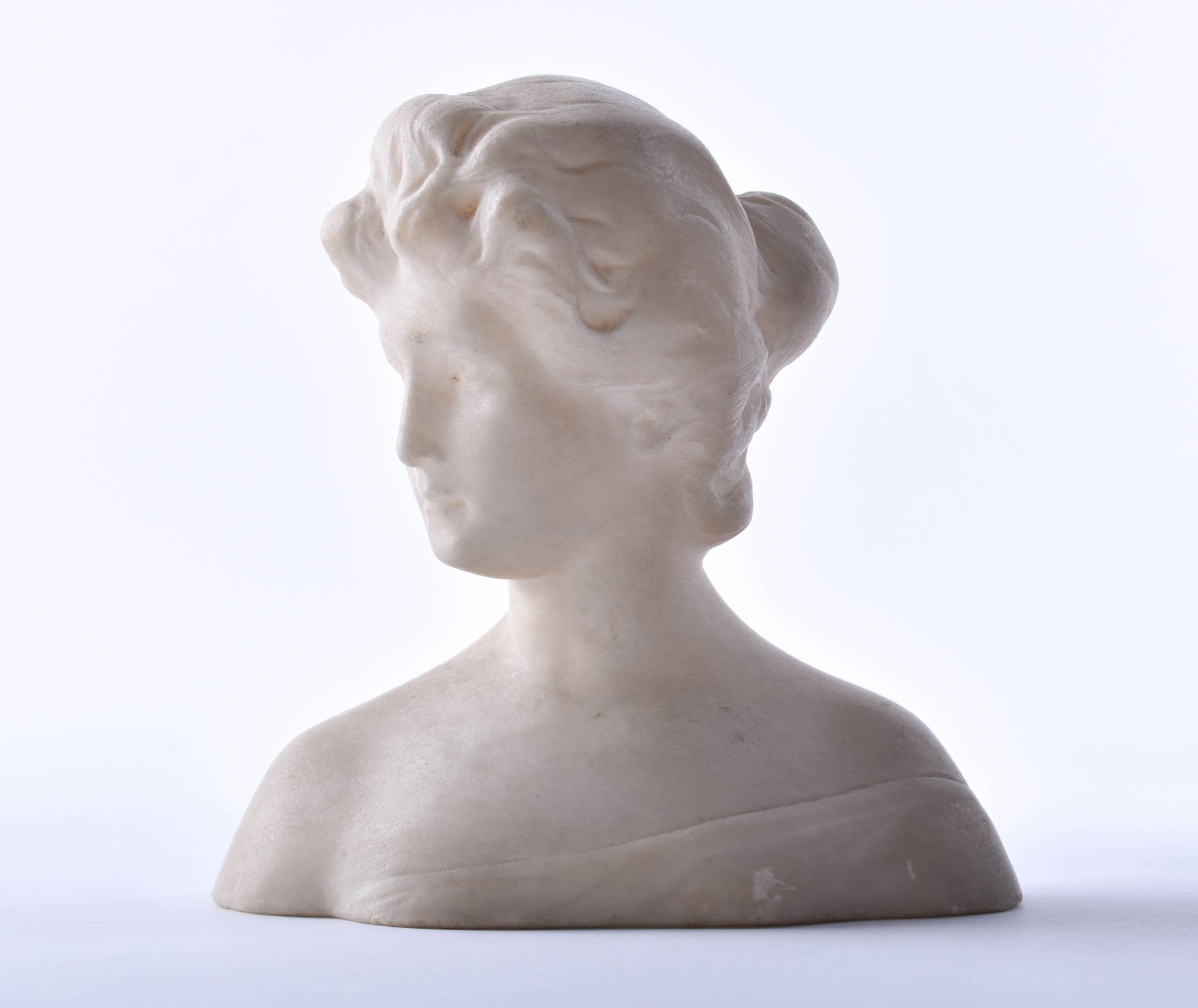 Jugendstilbüste um 1900 Buste de femmeMarbre, hauteur totale 11 cm