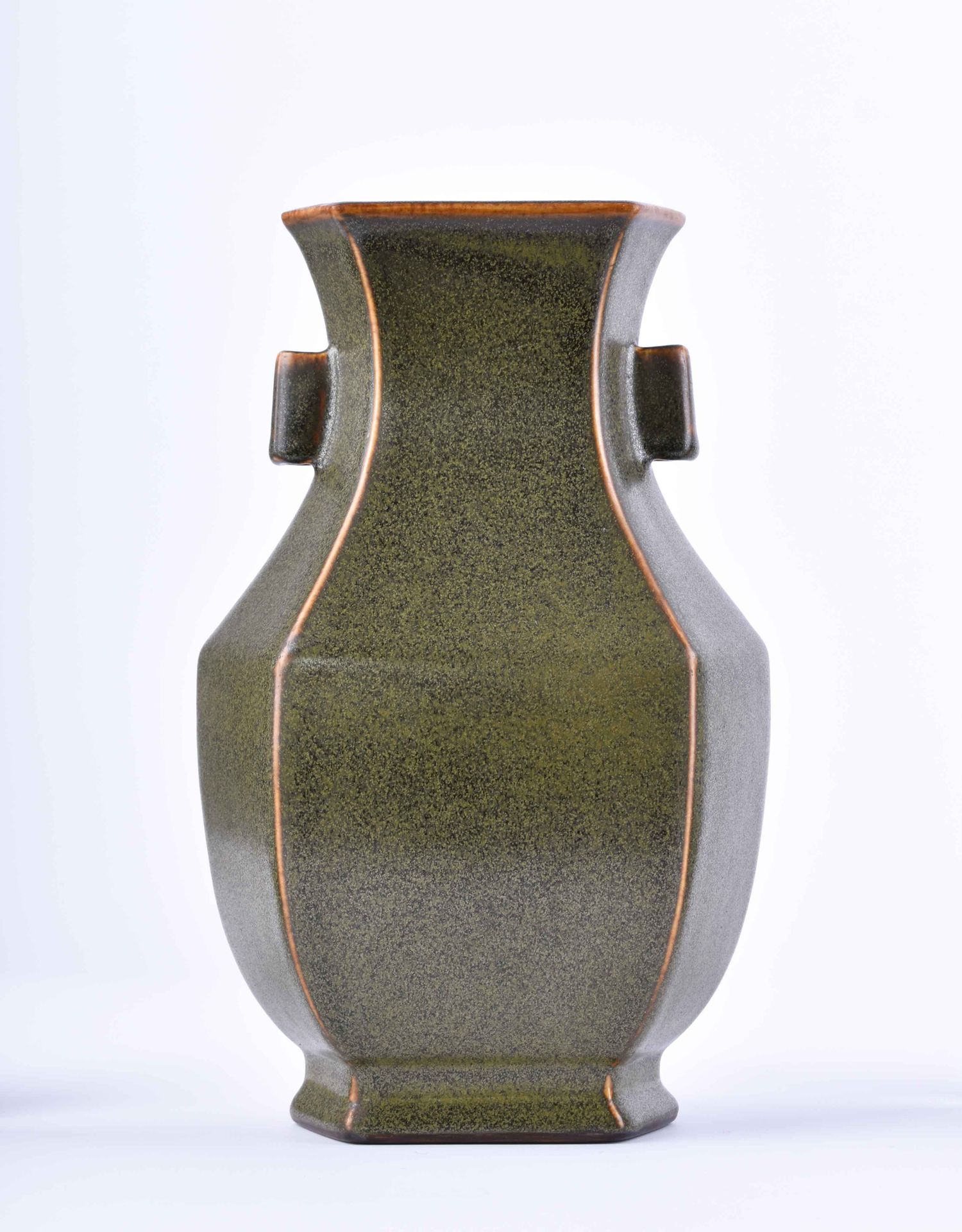 Vase China Qianlong Nianzhi 19./20. Jhd. Forma octogonal, con asas laterales, co&hellip;