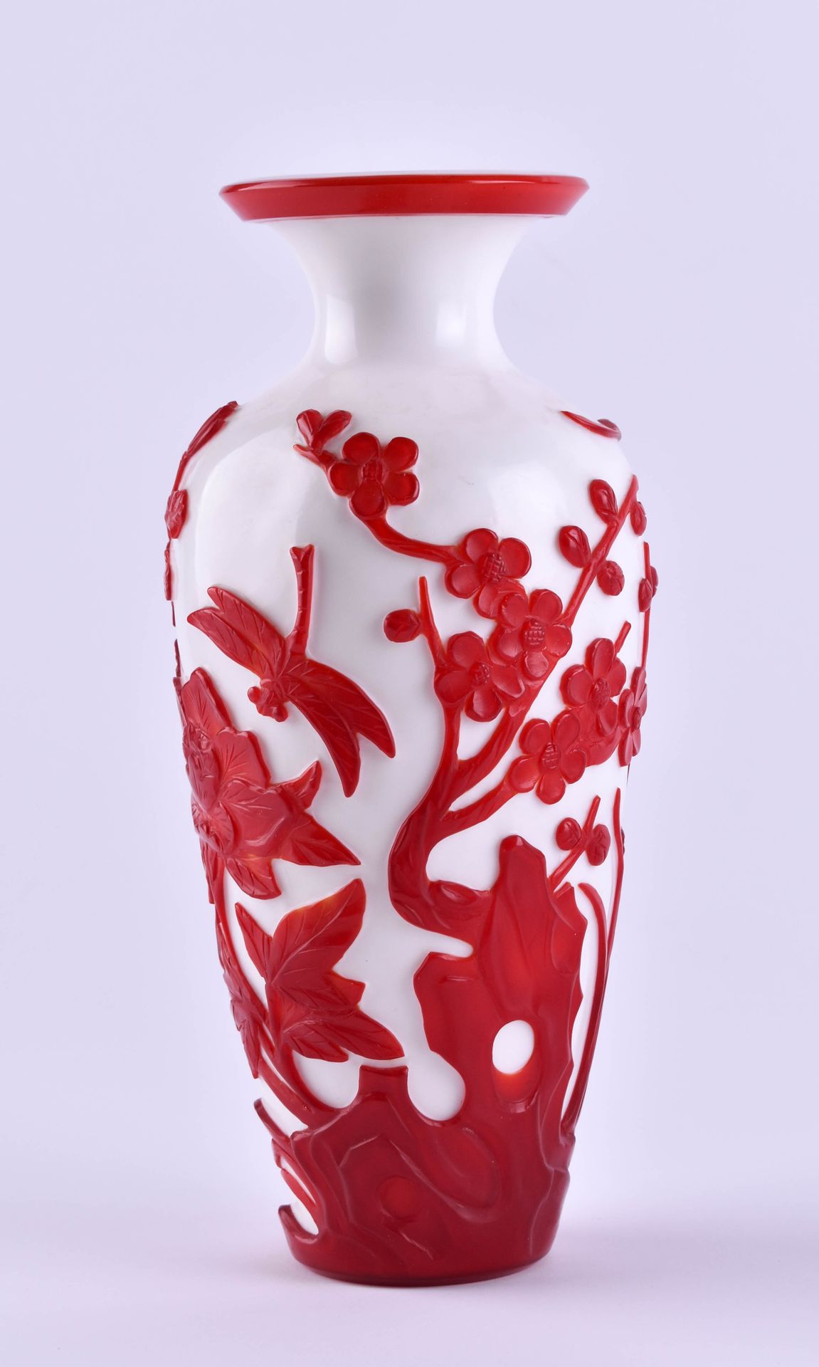 Overlay Glasvase China 20. Jhd. 白地浮雕红花装饰，高：25厘米