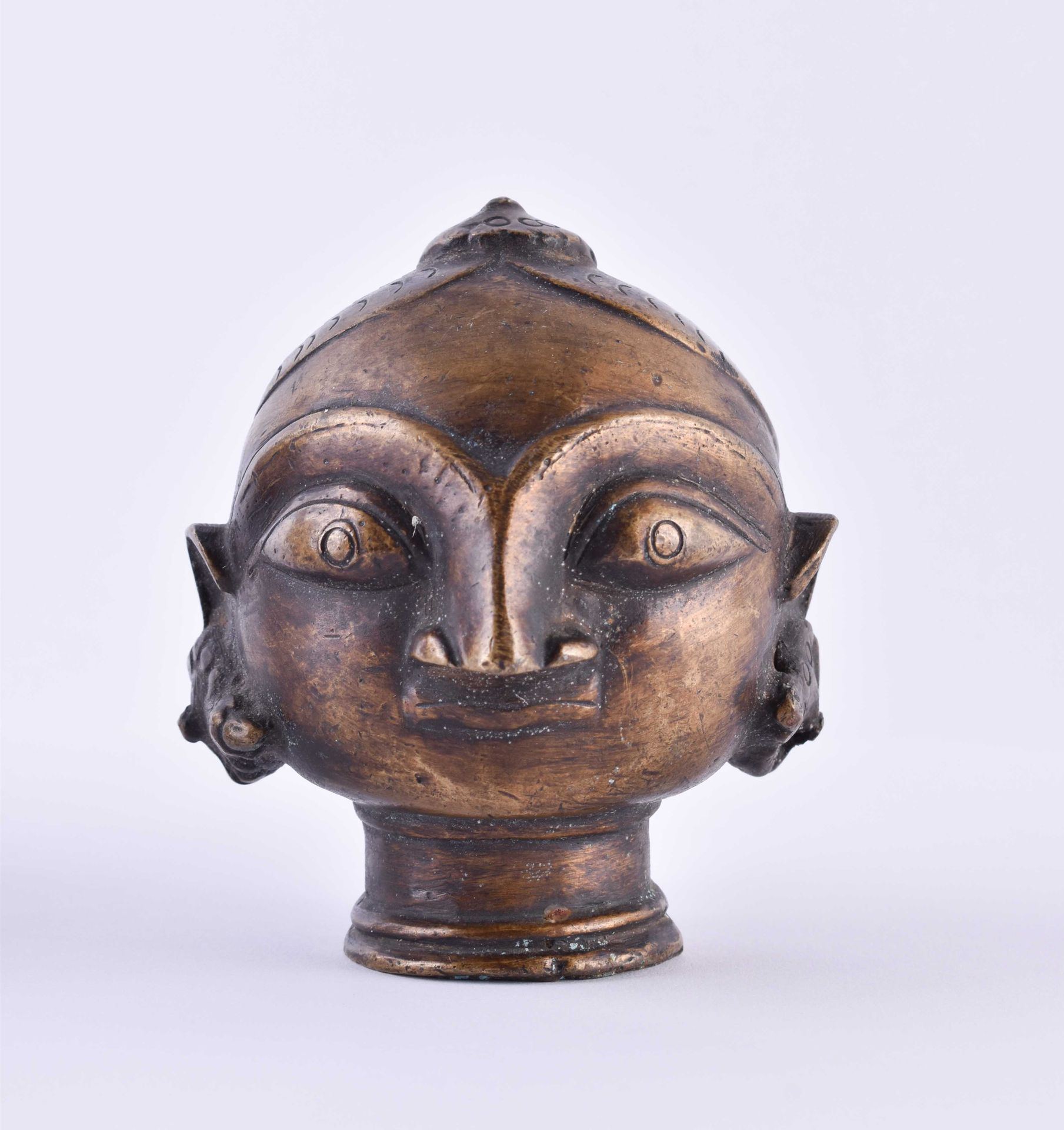 Null Cabeza de bronce de una Shakti 
India, probablemente siglo XIX, h: 10 cm, c&hellip;