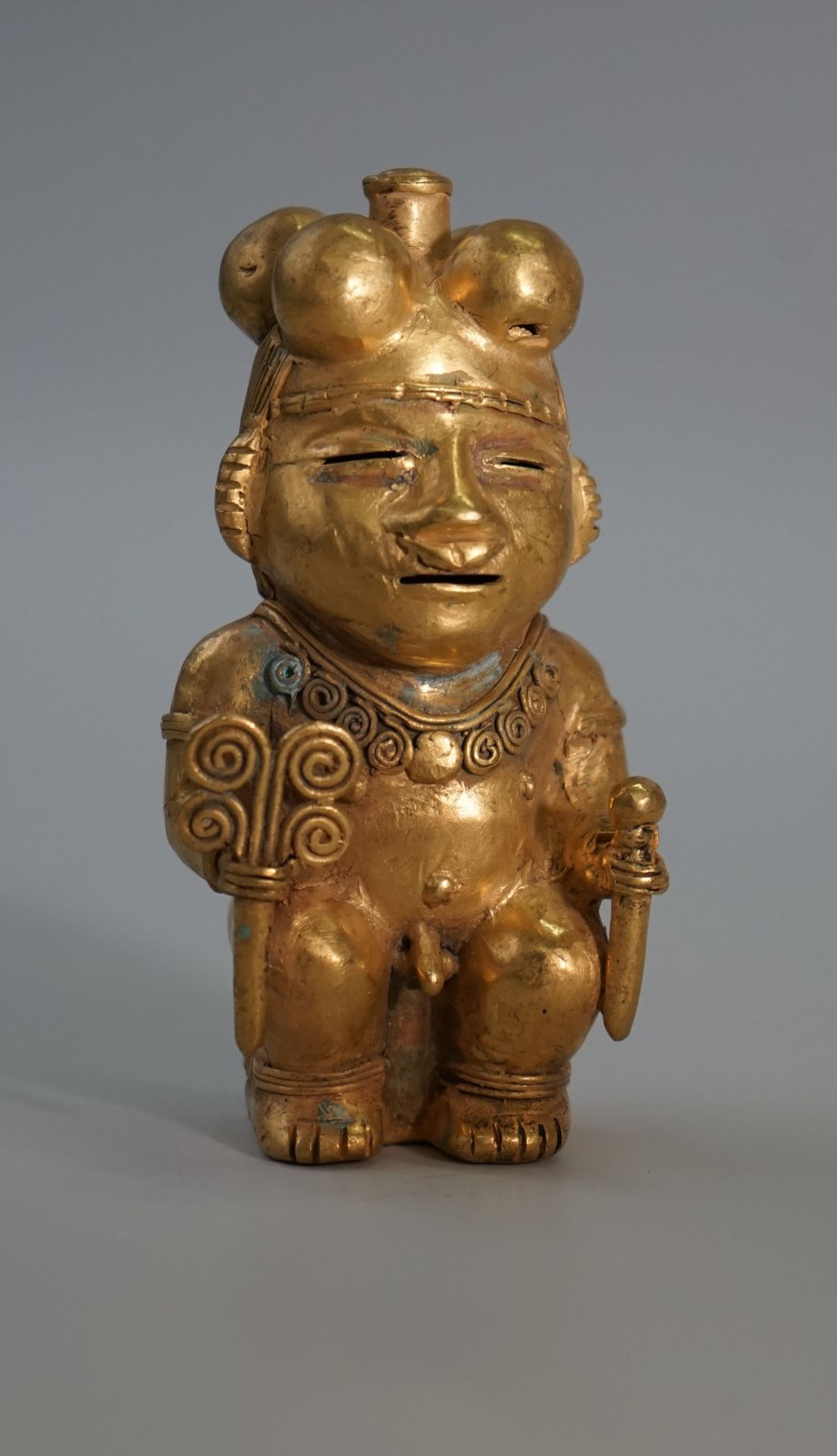 Null Statuette de dignitaire en or très bas titre. 

Colombie, Style Taironas

H&hellip;