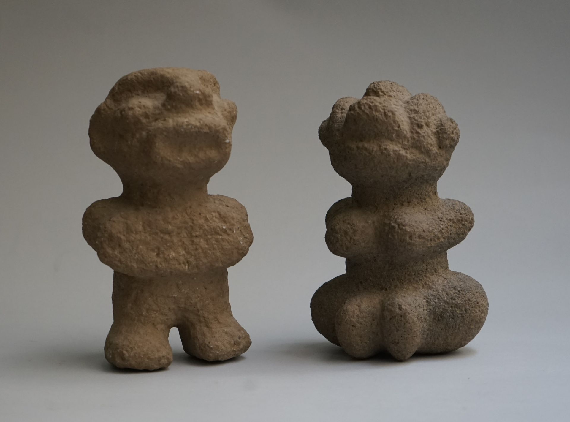 Null Conjunto de dos figuras antropomorfas con formas estilizadas, una sentada y&hellip;