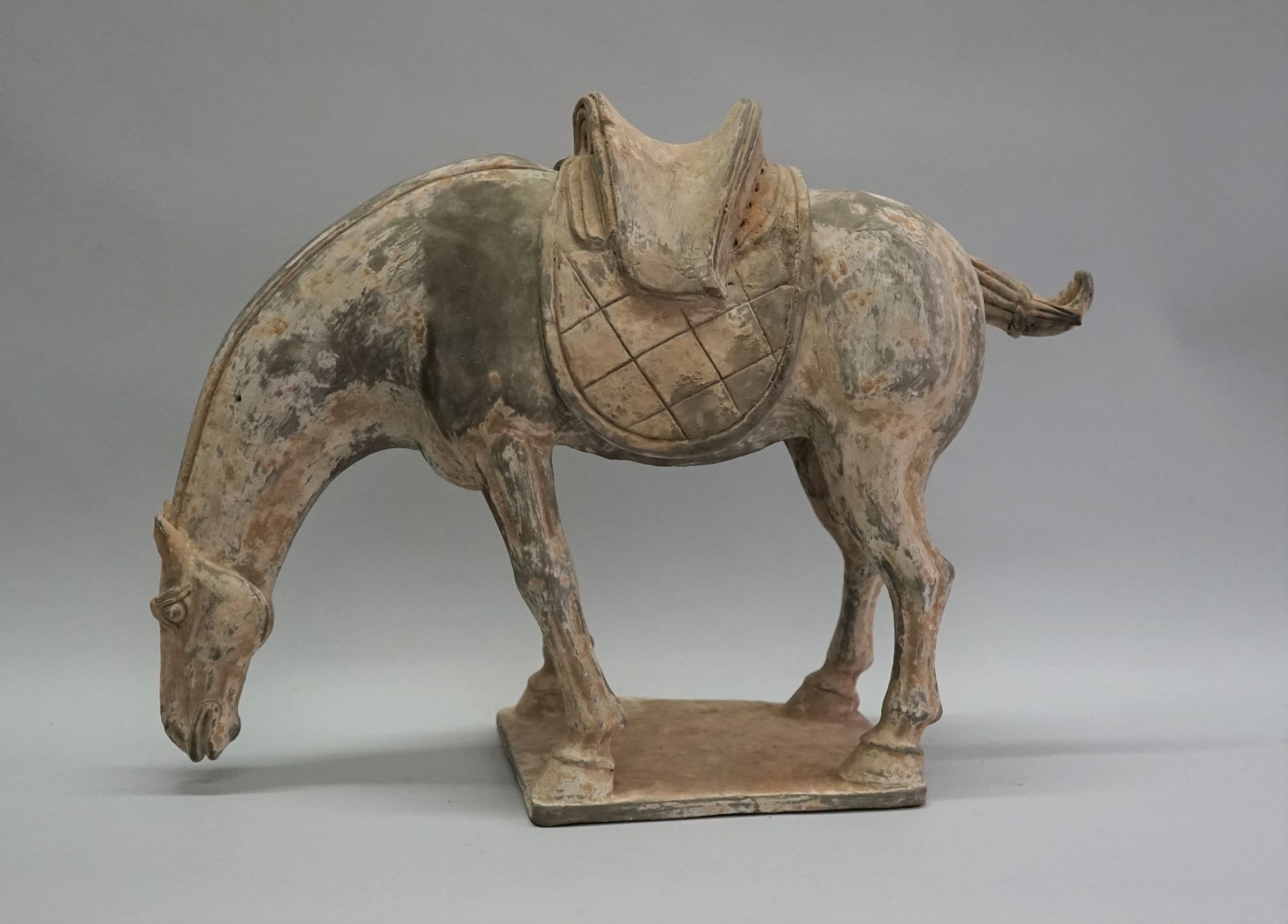 Null Saddled horse (removable saddle) in terracotta with remains of polychromy. &hellip;
