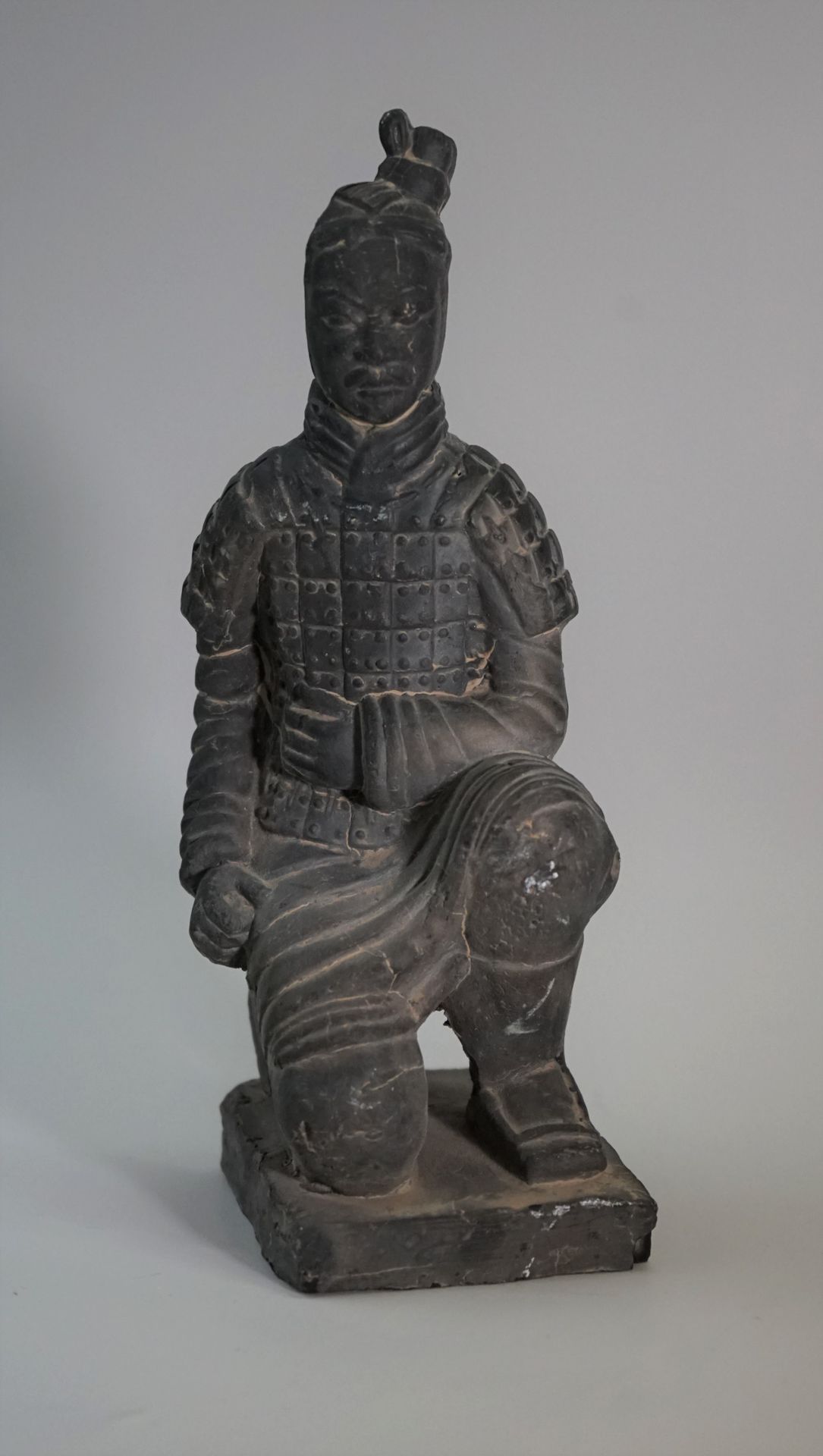 Null Antike Statuette eines asiatischen Kämpfers

H: 20cm