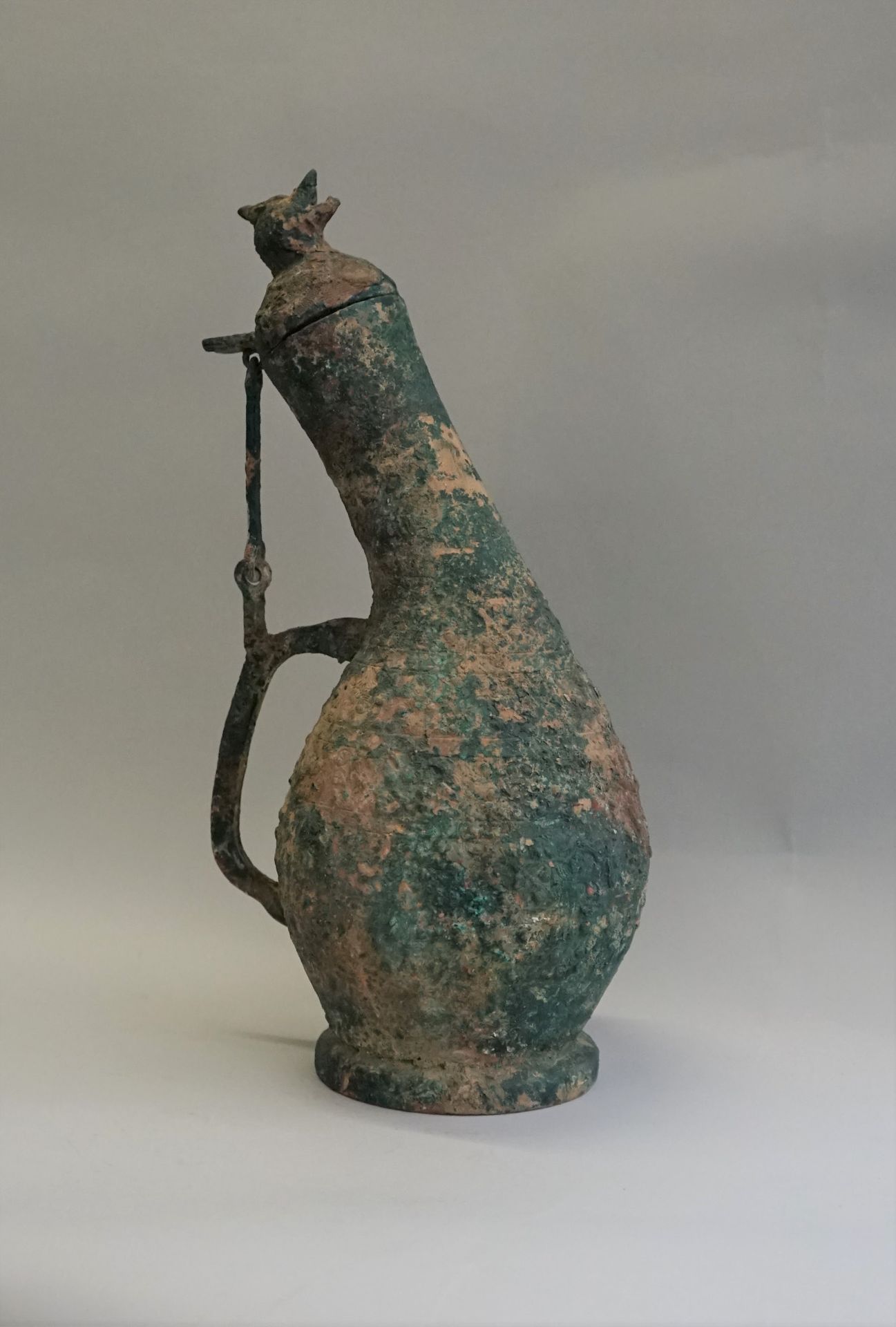 Null 献酒用的胡形花瓶。青铜器。盖子上装饰着一只鸟。罕见的形式。

中国战国时期的风格。

高：35厘米。