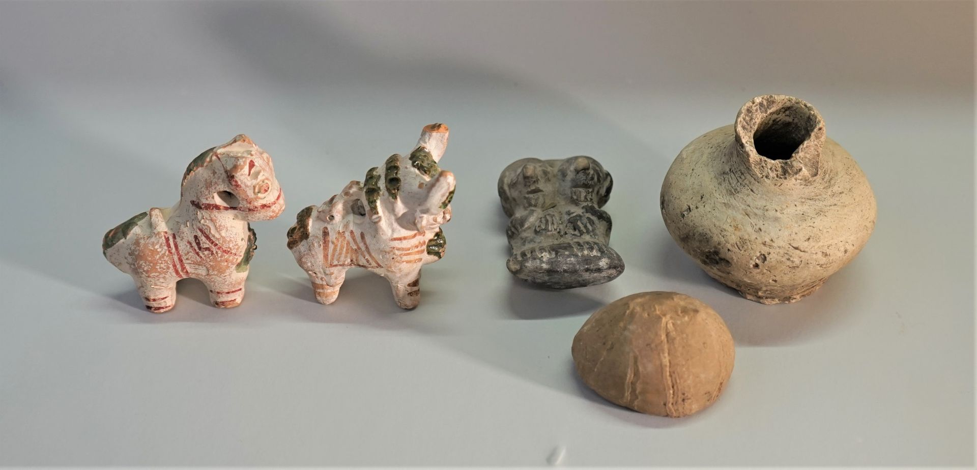 Null 套装包括一匹陶土马和一头牛，两个前哥伦布风格的双胞胎，一个宋式花瓶，一个海胆化石。