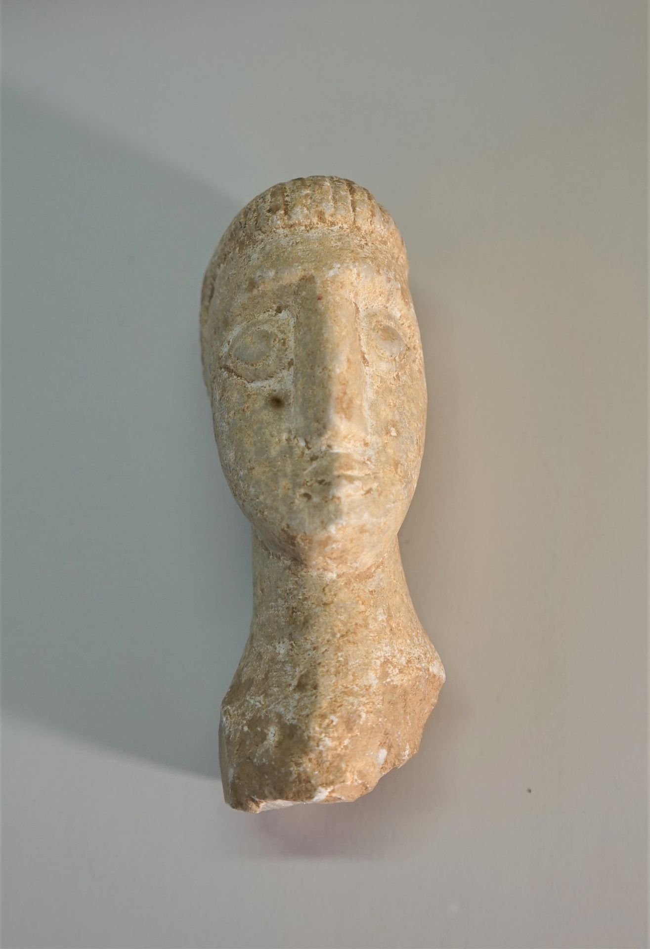 Null Tête en pierre blanche (marbre) de style Celte

11cm