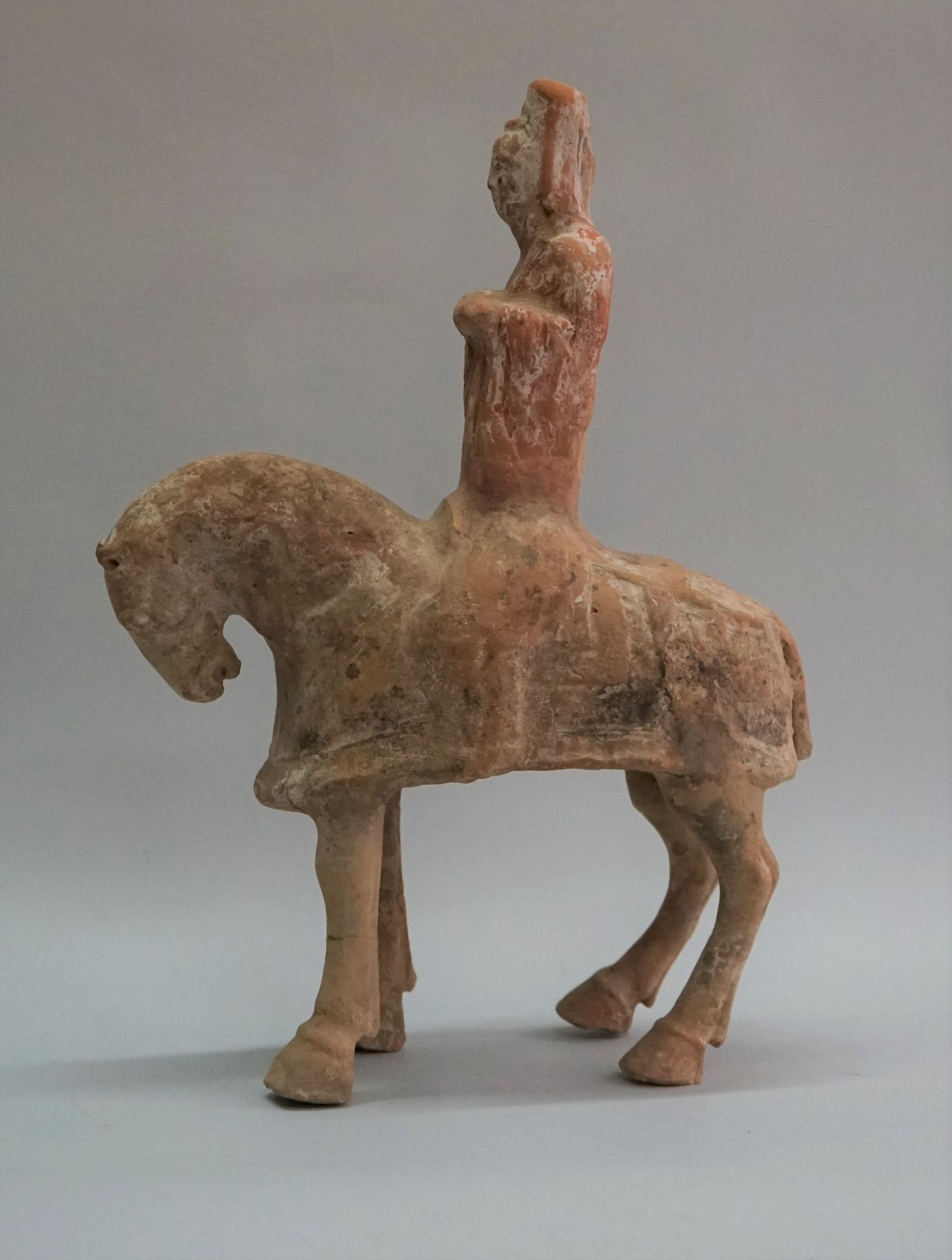 Null Prêtre à cheval en terre cuite polychrome. 

Remontage à partir d'éléments &hellip;