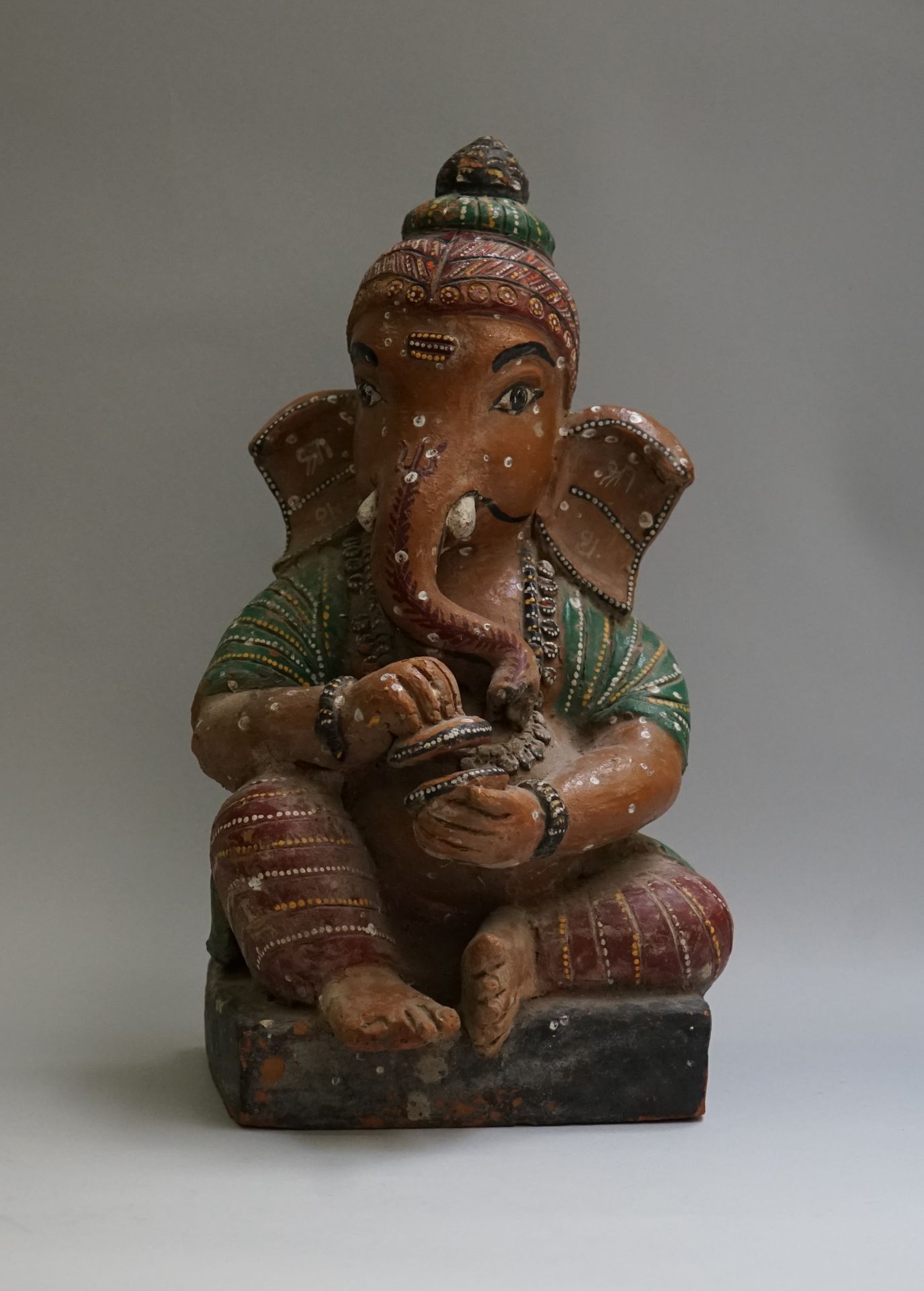 Null Musikalischer Ganesh aus polychromem Terrakotta. 

Bengalen. 

36x19cm