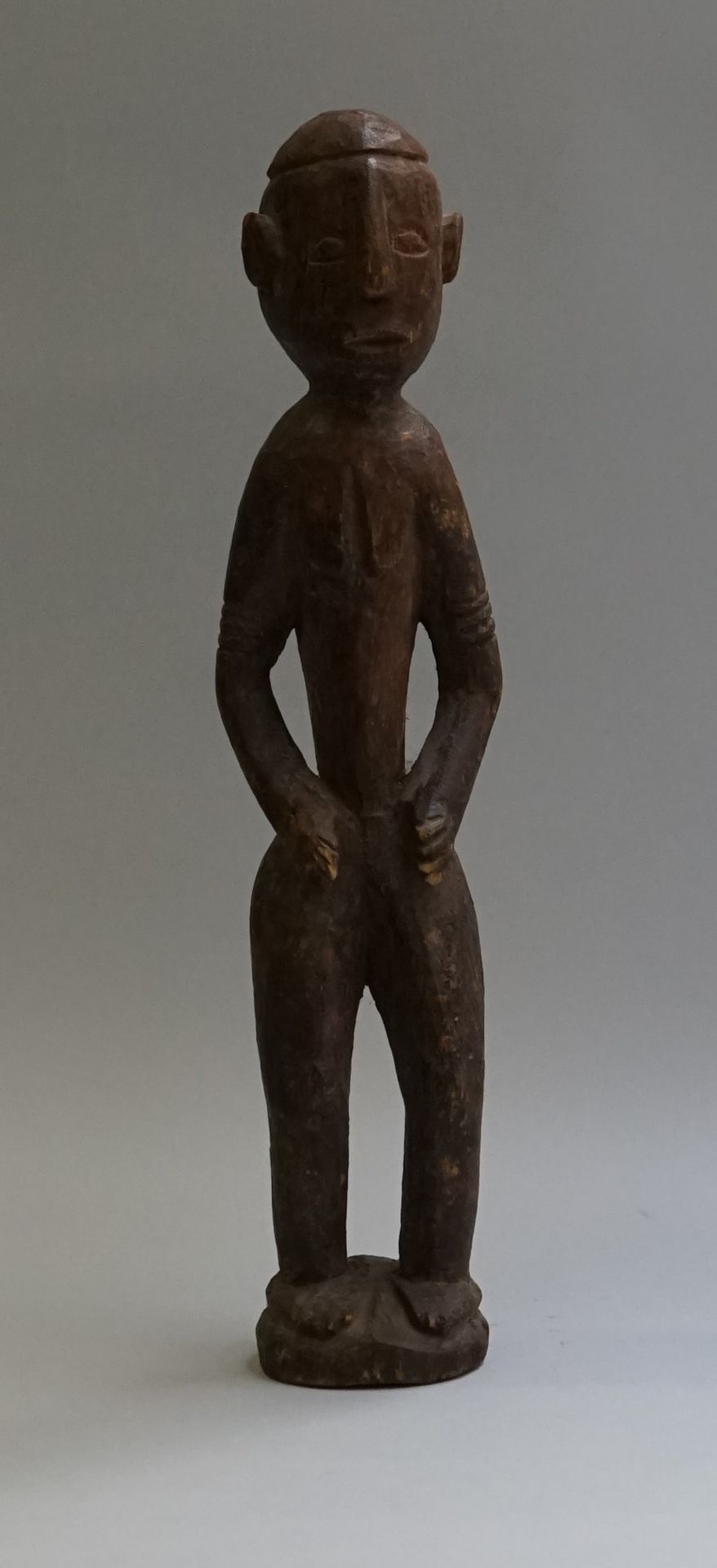 Null 拟人化的雕像，显示一个站立的人物，双手放在大腿上部。硬木。

马里。

高：36厘米