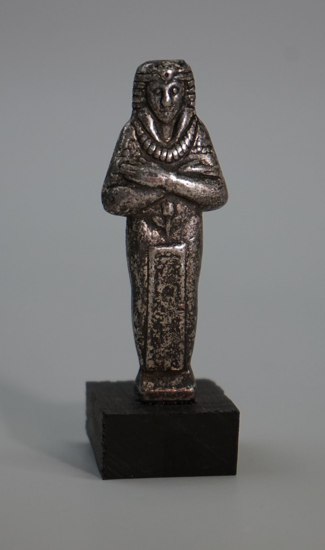 Null 
Statuette en cuivre argenté double face représentant un pharaon sur chacun&hellip;