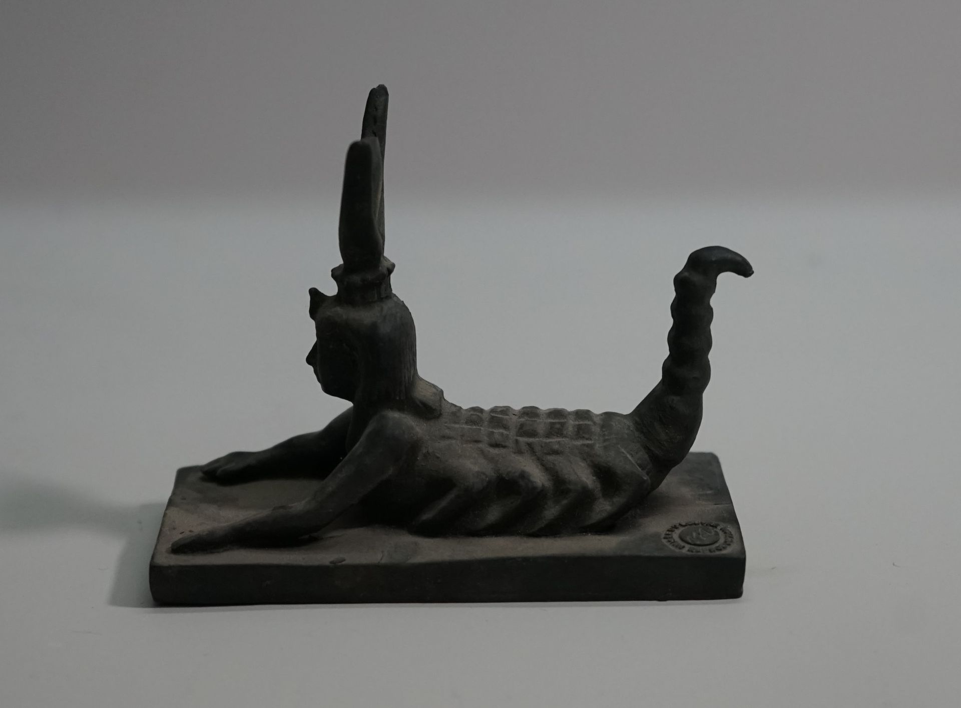 Null RMN(Réunion des Musées Nationaux)，Selket(蝎子神)的复制品，用树脂模仿青铜。晚期风格，埃及。RMN邮票。 7.&hellip;