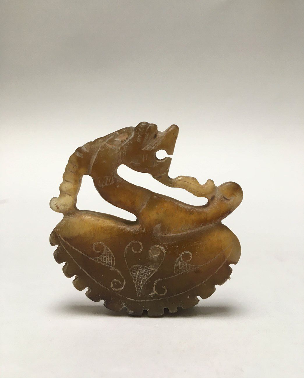 Null Ein Drachen-/Ziegenplättchen aus "bernsteinfarbener" Jade zeigt einen Drach&hellip;