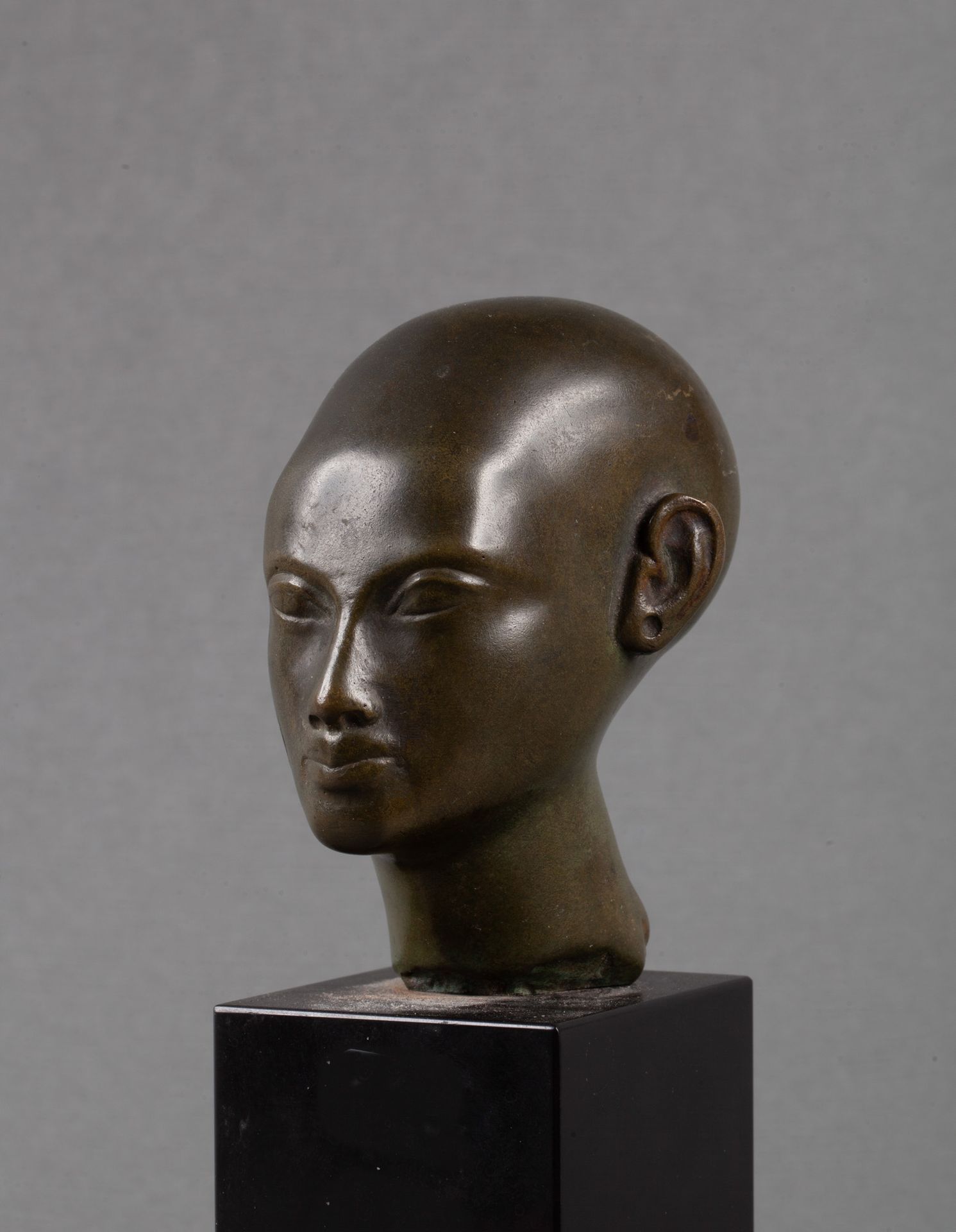 Null RMN（réunion des Musées Nationaux）复制的埃及公主头像，青铜材质，带有绿色铜锈。10厘米。黑色大理石底座。