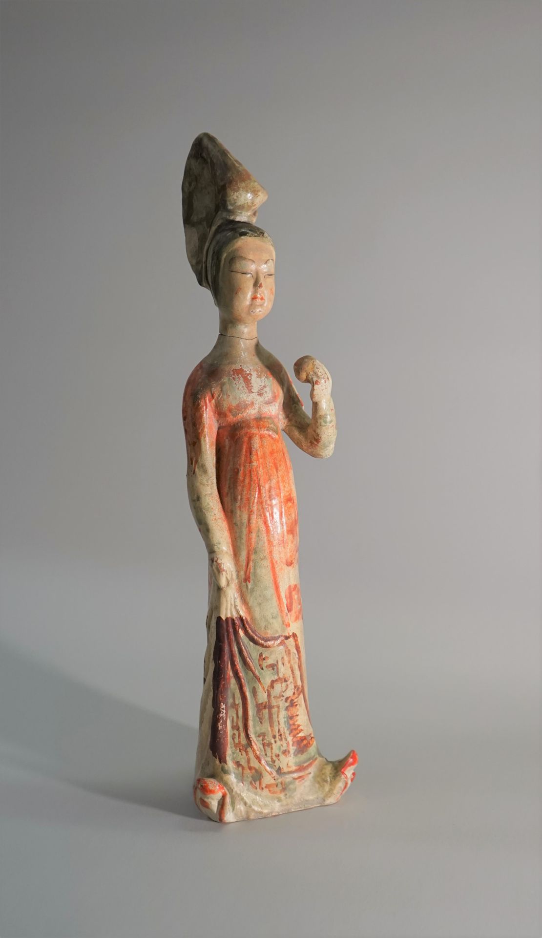 Null 多色陶瓷宫廷女郎。断裂的头部被粘上了。唐代风格。

34.5厘米