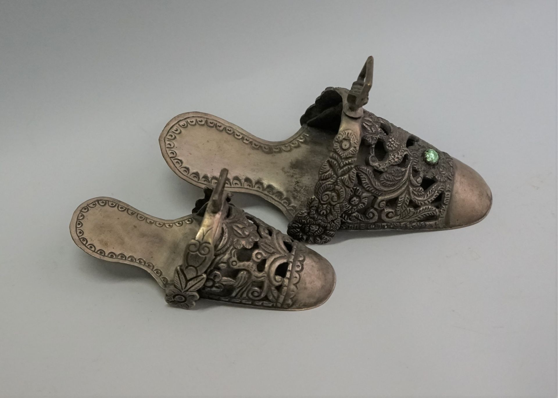 Null Two old ornaments in the shape of shoes, in silver metal. Chile or Argentin&hellip;