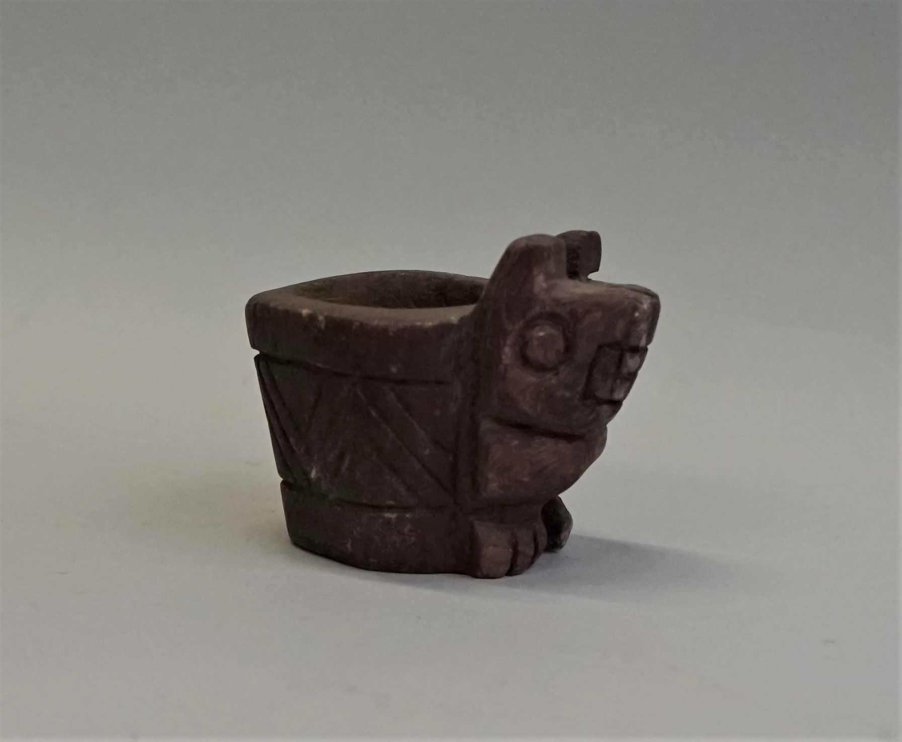 Null Mortier en forme de petit animal, en pierre, dans le style Huari. Pérou. 

&hellip;