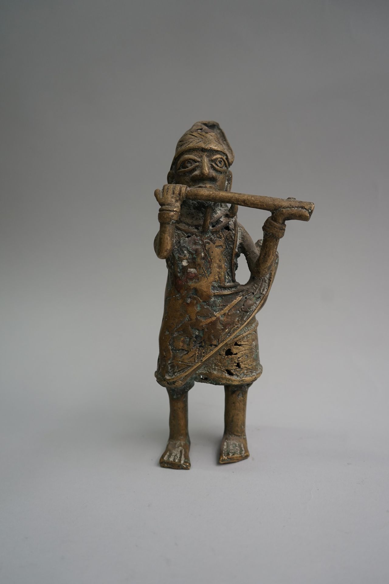 Null Figura que presenta a un flautista. Bronce con pátina natural. 

Nigeria. 
&hellip;