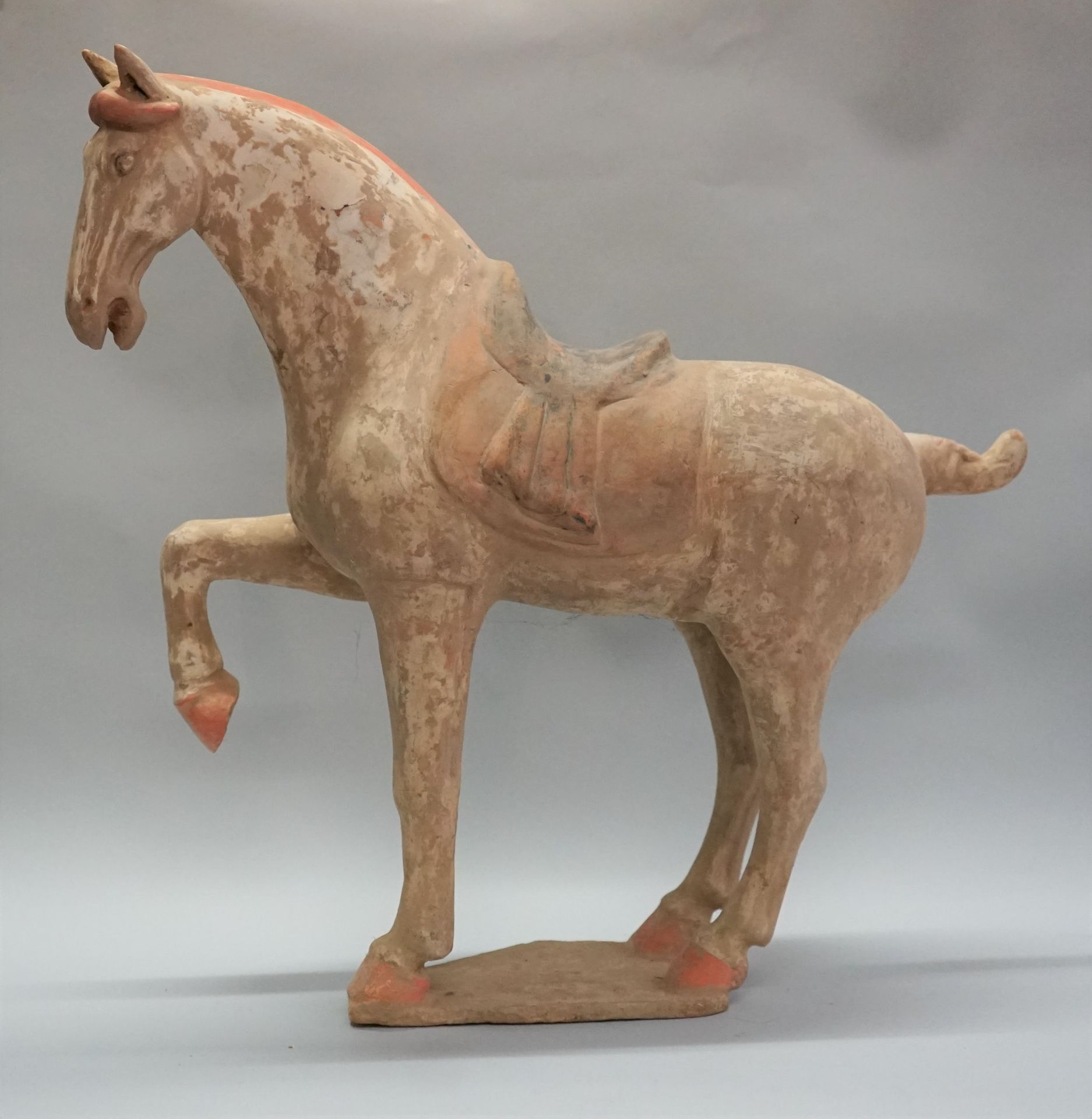 Null Prancing horse en terre cuite polychrome blanche, orange et noire. Polychro&hellip;
