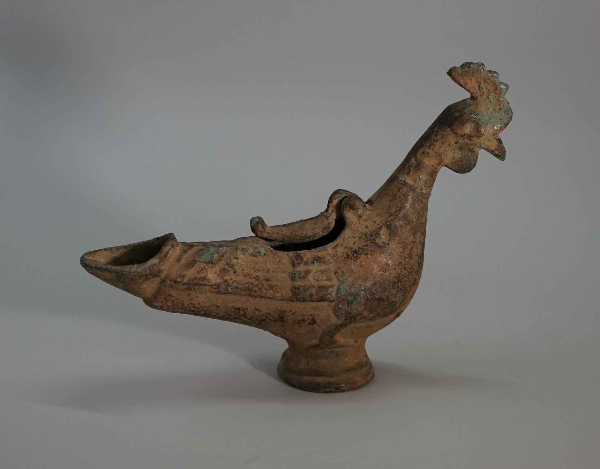 Null Large bronze oil lamp in the shape of a rooster.

Old Islamic work

L: 15cm