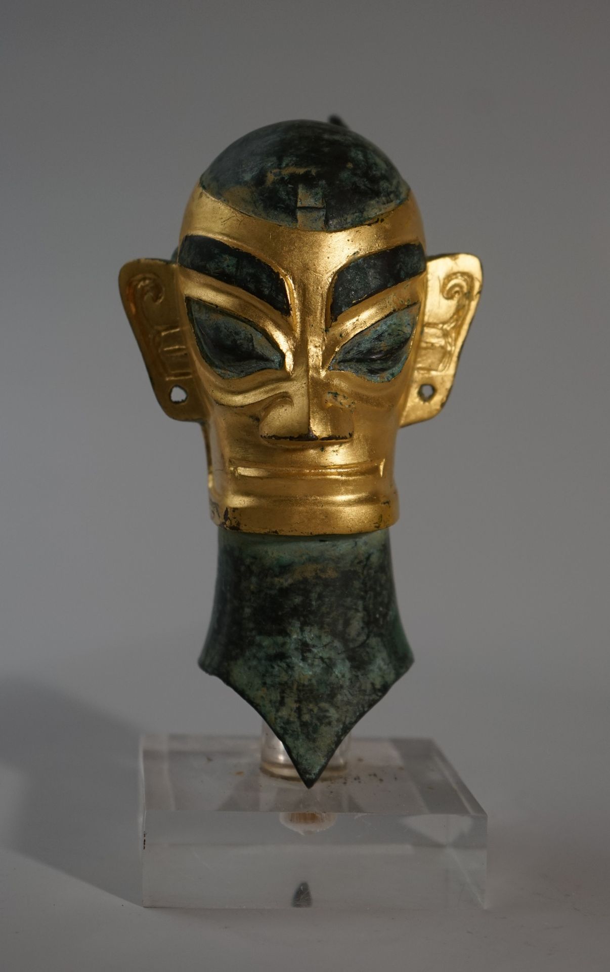 Null Kopf aus Bronze mit grüner und goldener Patina. Im Stil von MAWANGDUI, Chin&hellip;