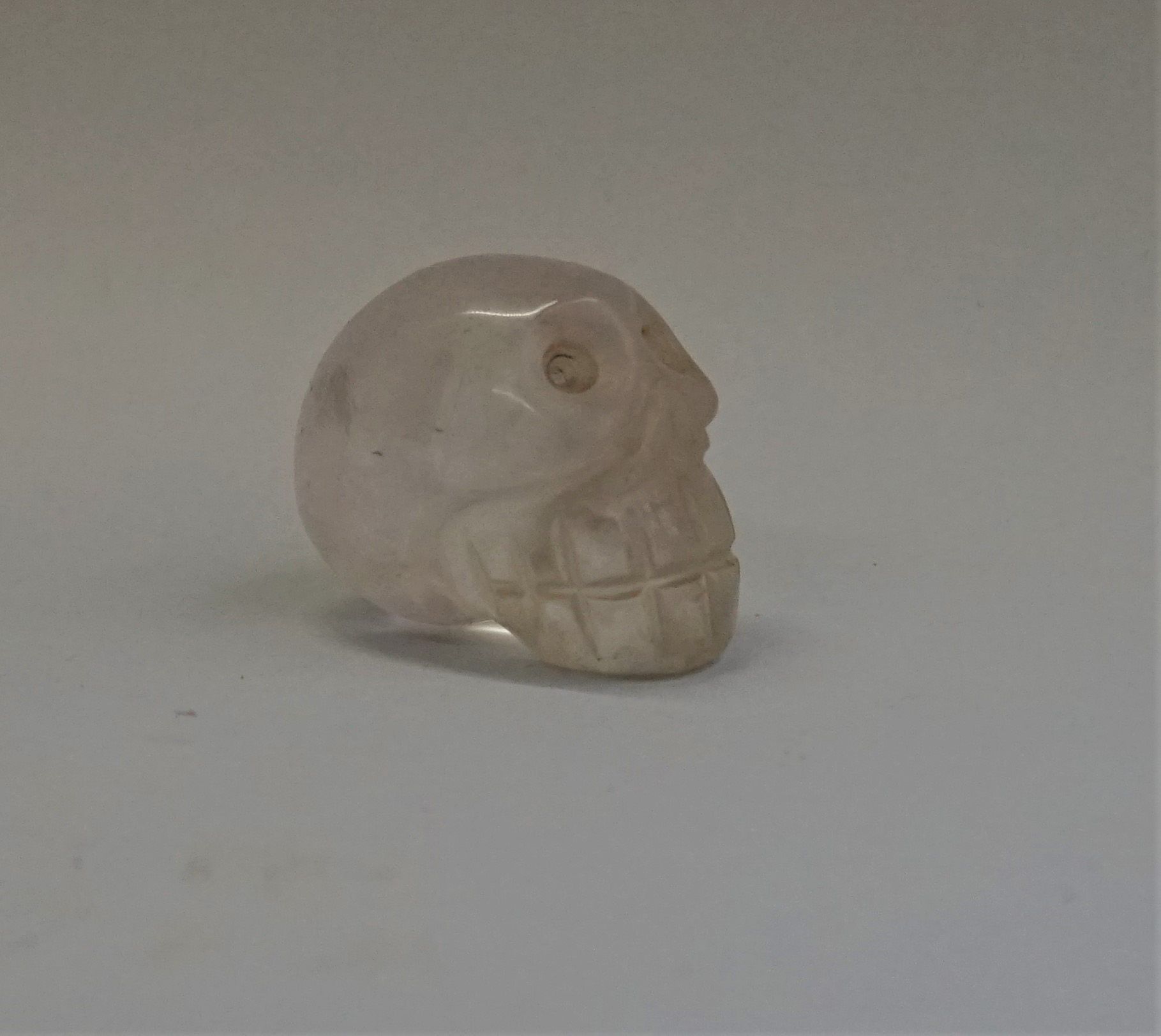 Null 符合前哥伦布时期阿兹特克艺术传统的岩石水晶头骨。在扣子的水平上有双锥孔。墨西哥。

5x4cm