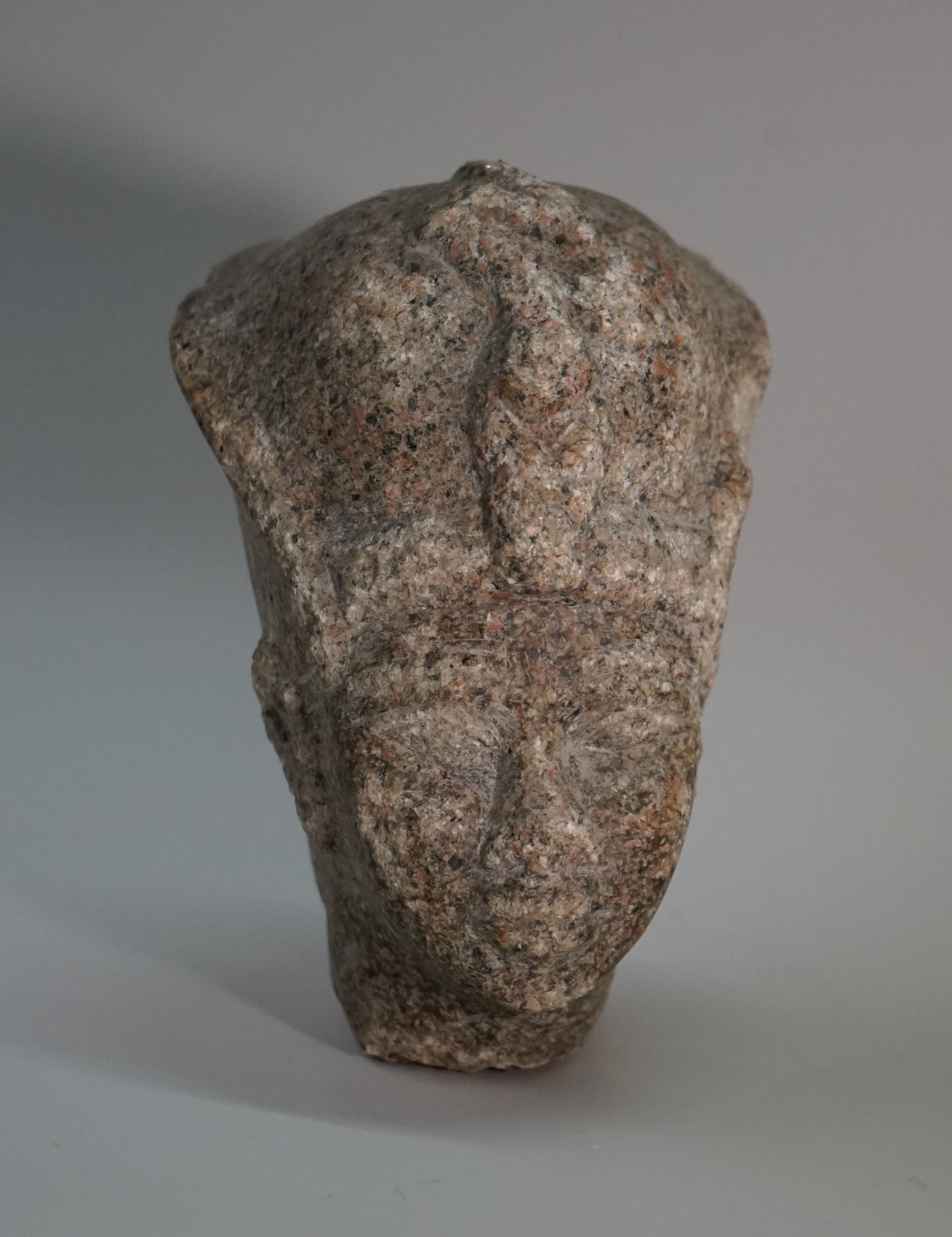 Null Steinkopf, der einen Pharao darstellt.

Alte ägyptische Arbeit.

H:14.5cm
