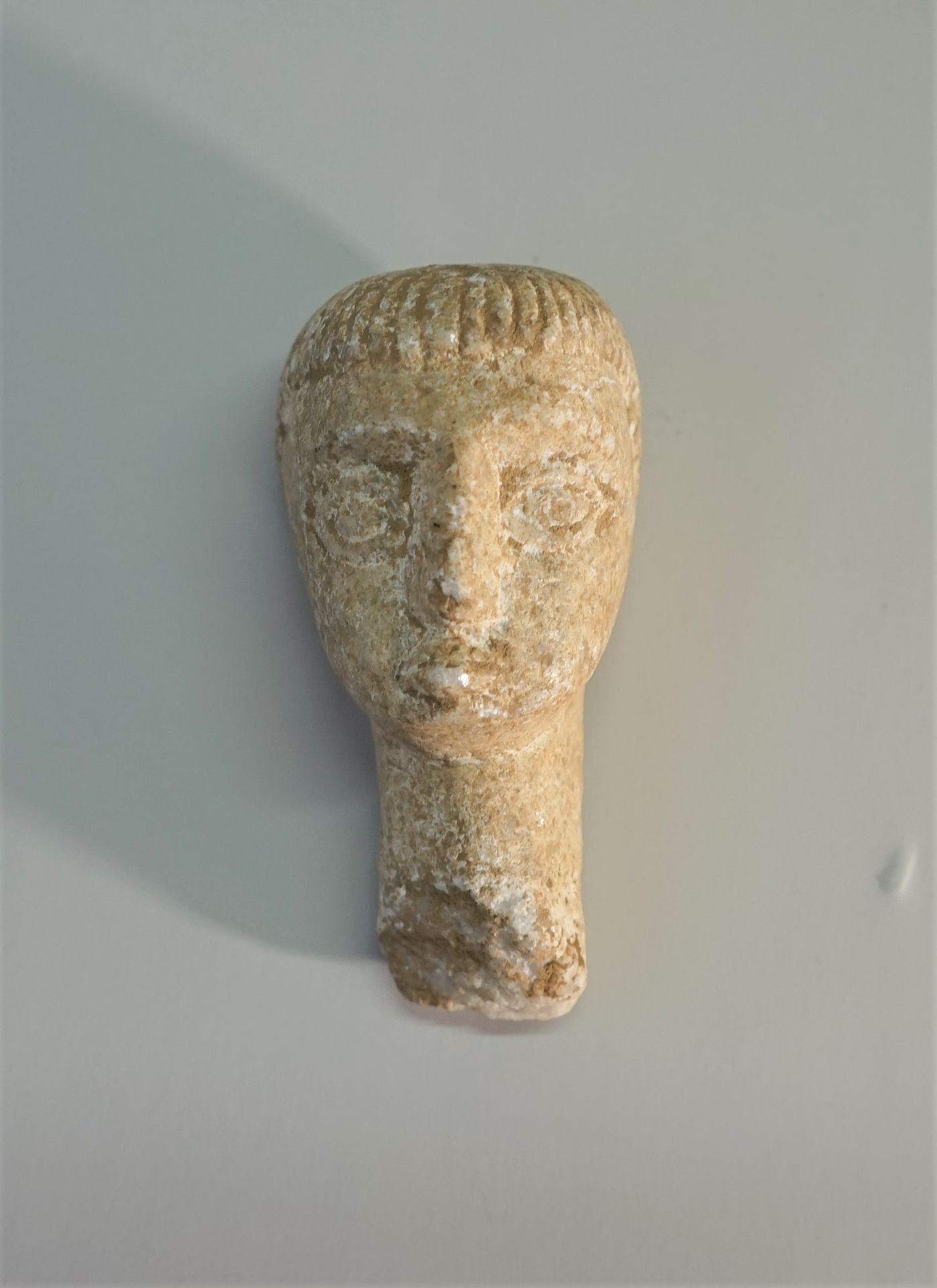 Null Kopf aus weißem Stein (Marmor) im keltischen Stil.

9cm