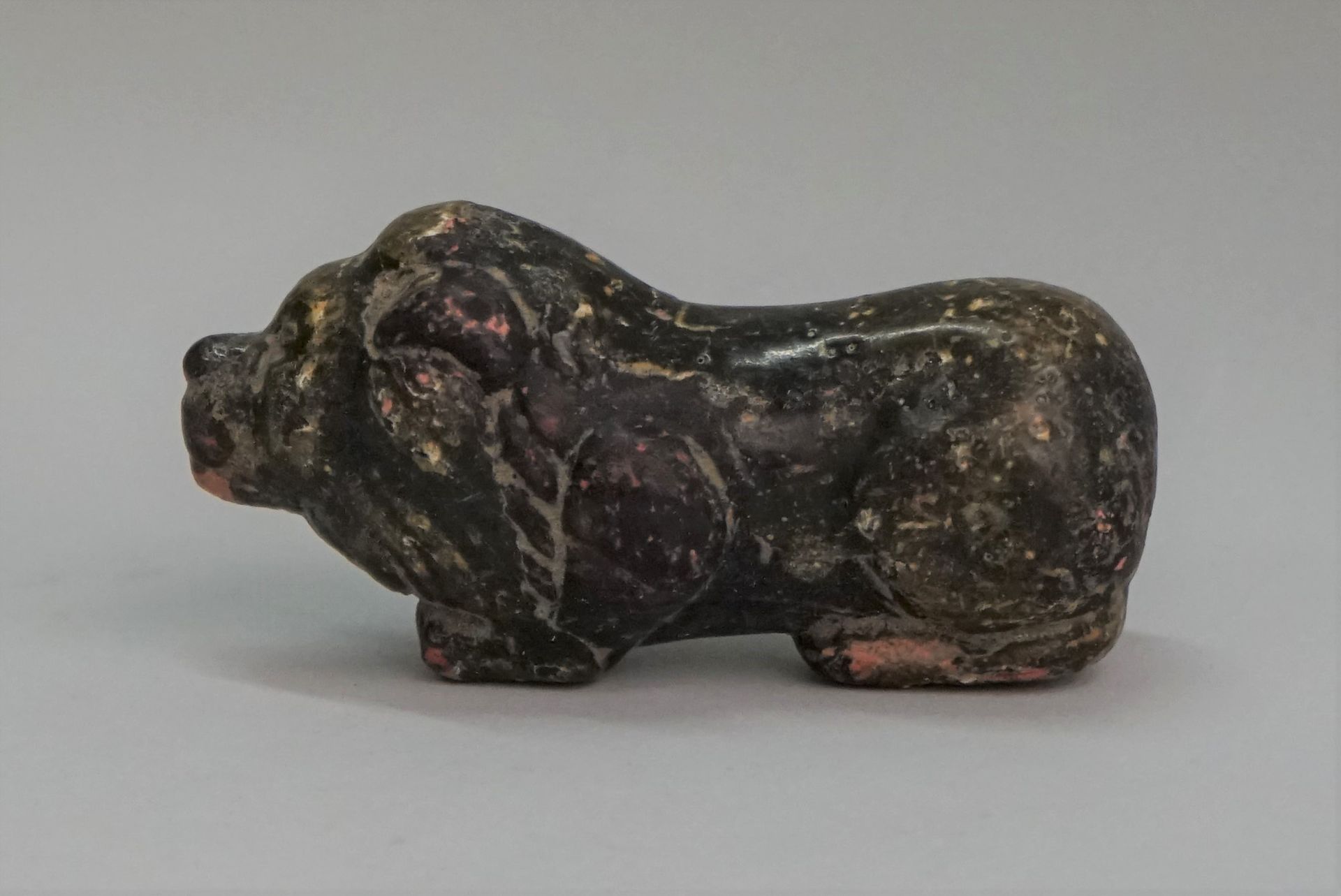 Null Terracotta lion with black glaze Islamic style. 5x10.5cm