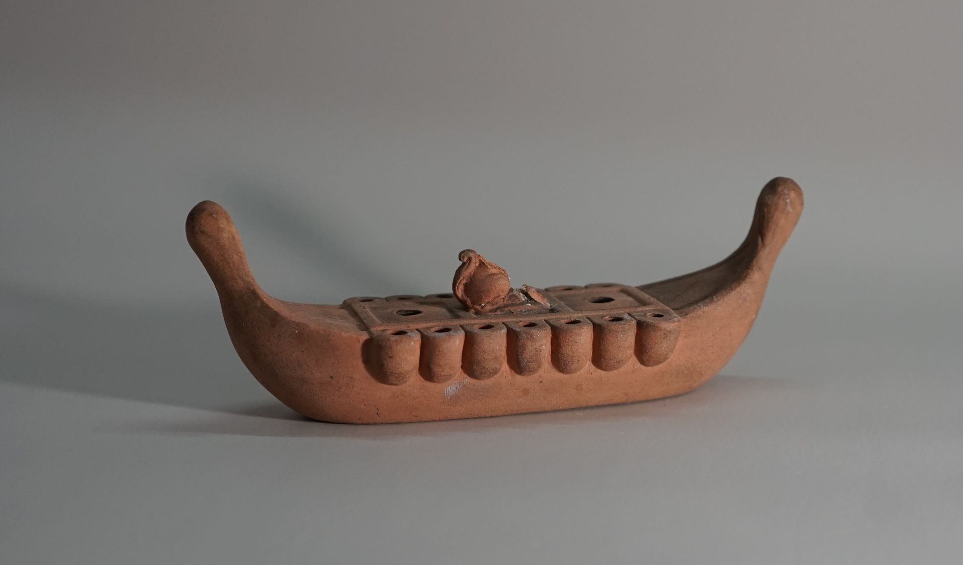Null Öllampe aus Terrakotta in Form eines Bootes. L: 17.9cm