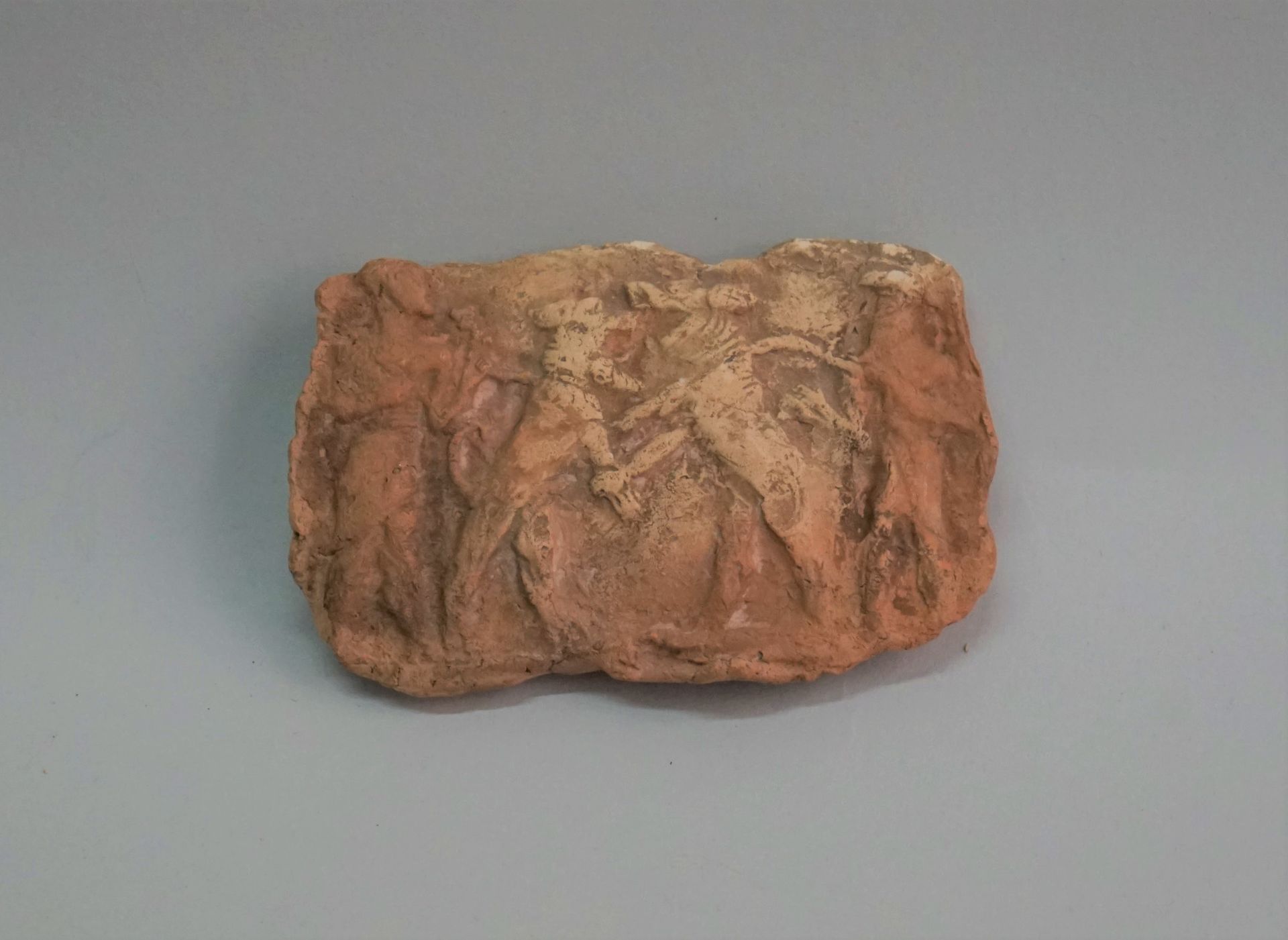 Null Terrakotta-Platte mit Dekor von Sklaven und kämpfenden Hunden. Mesopotamisc&hellip;