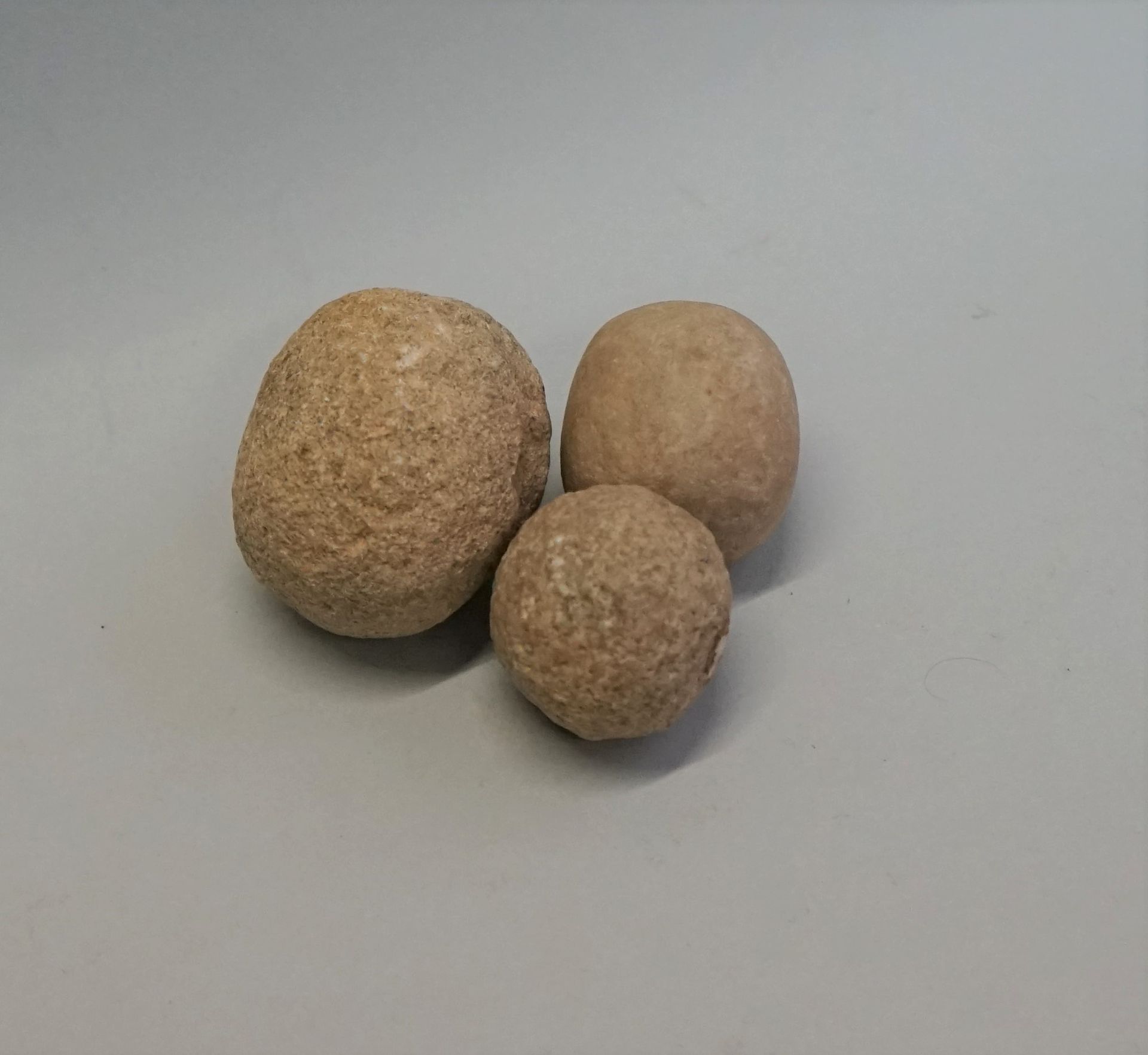 Null 一套3个用于研磨谷物的石磨。新石器时代的撒哈拉。

D：4至6厘米。