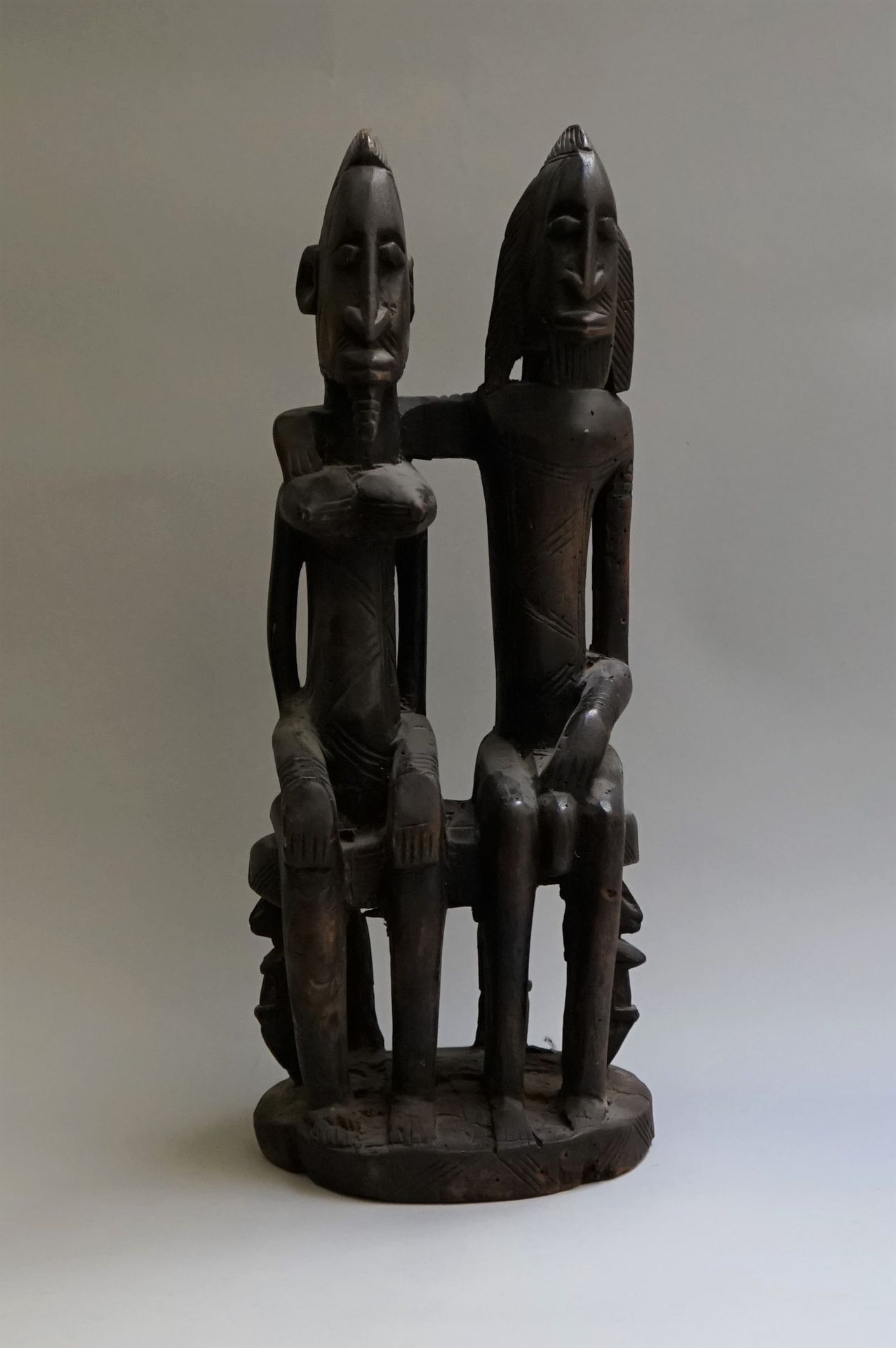 Null 一对夫妇并排坐着的拟人化雕像。带有棕色铜锈的木材。

多贡风格。

高：44厘米