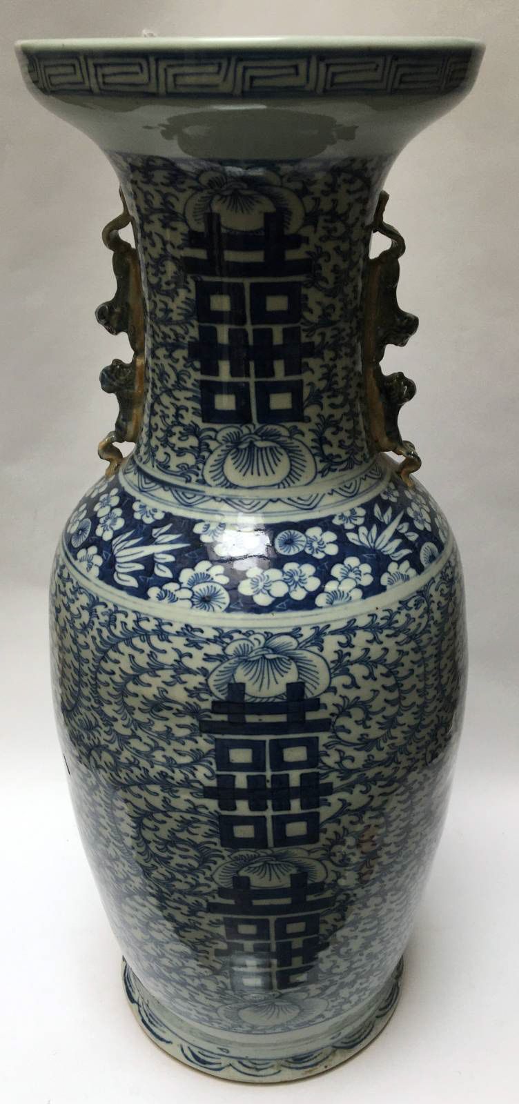 Null 饰有表意文字的青花柱形花瓶。

中国，20世纪初。

高：60厘米