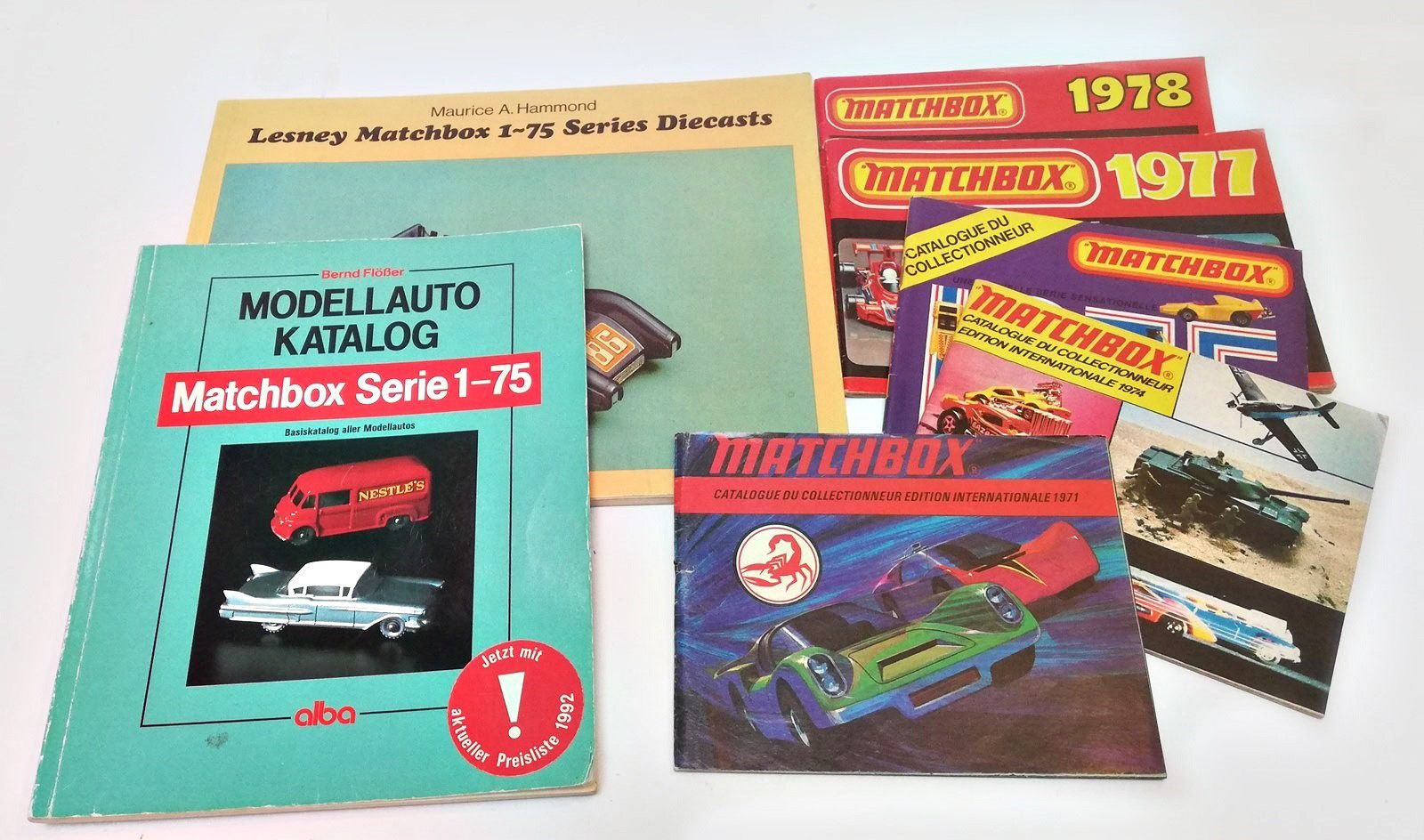 Null Conjunto de 2 volúmenes:

- Bernd Flösser "Modellauto katalog Matchbox Seri&hellip;