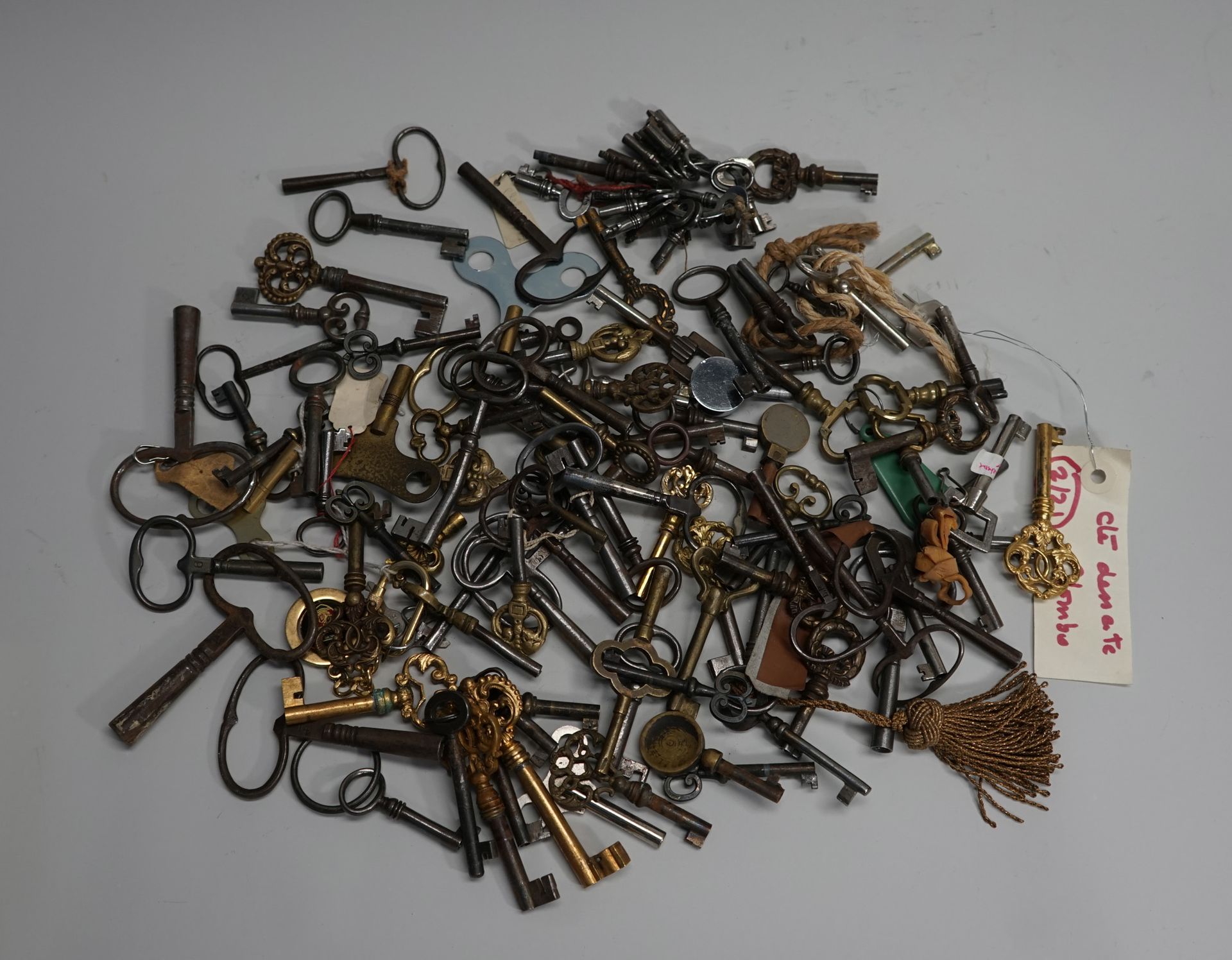Null Importante set di varie chiavi antiche per armadi, segretarie, scrivanie, e&hellip;