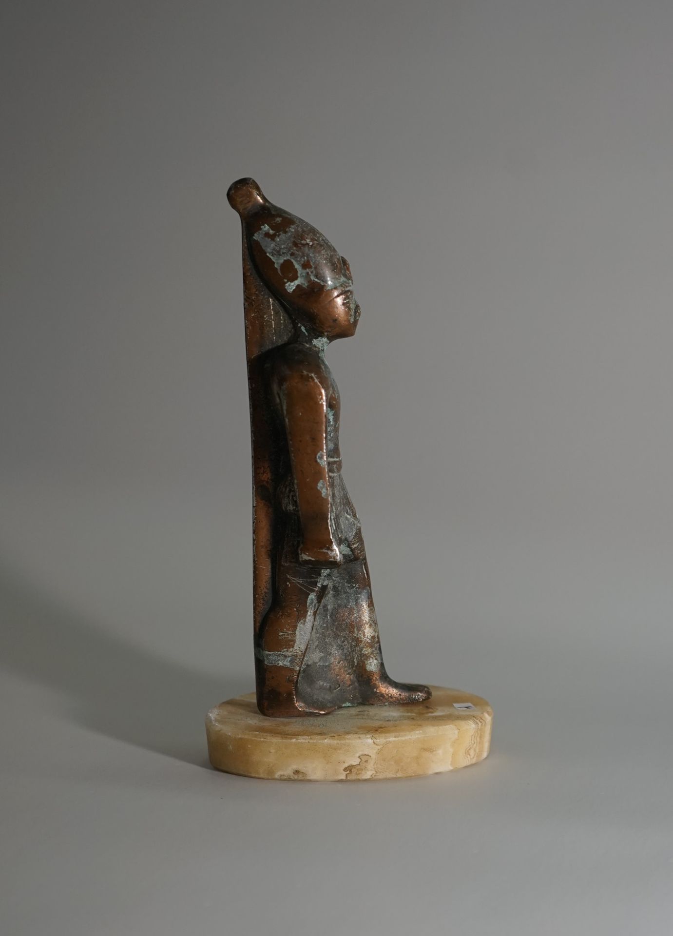 Null Egyptian statuette of deity in regula with remains of copper patina. H: 18.&hellip;