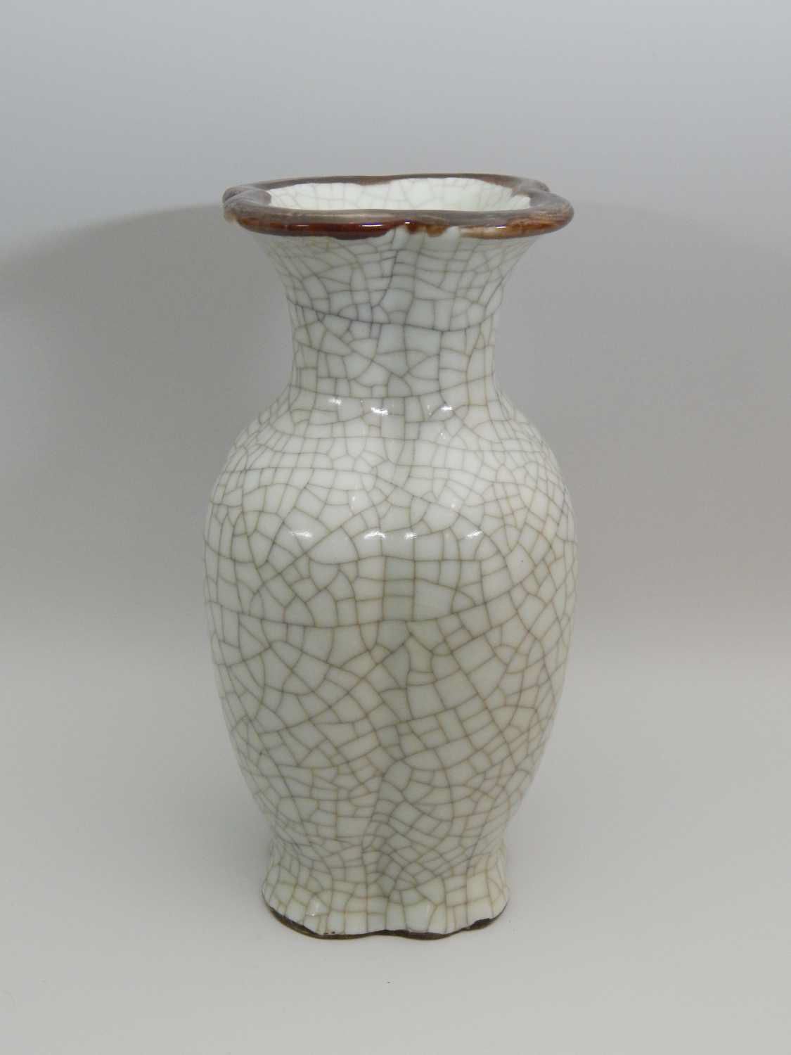 Null 瓷质多叶花瓶，釉面有裂纹。中国，20世纪。

高：24厘米