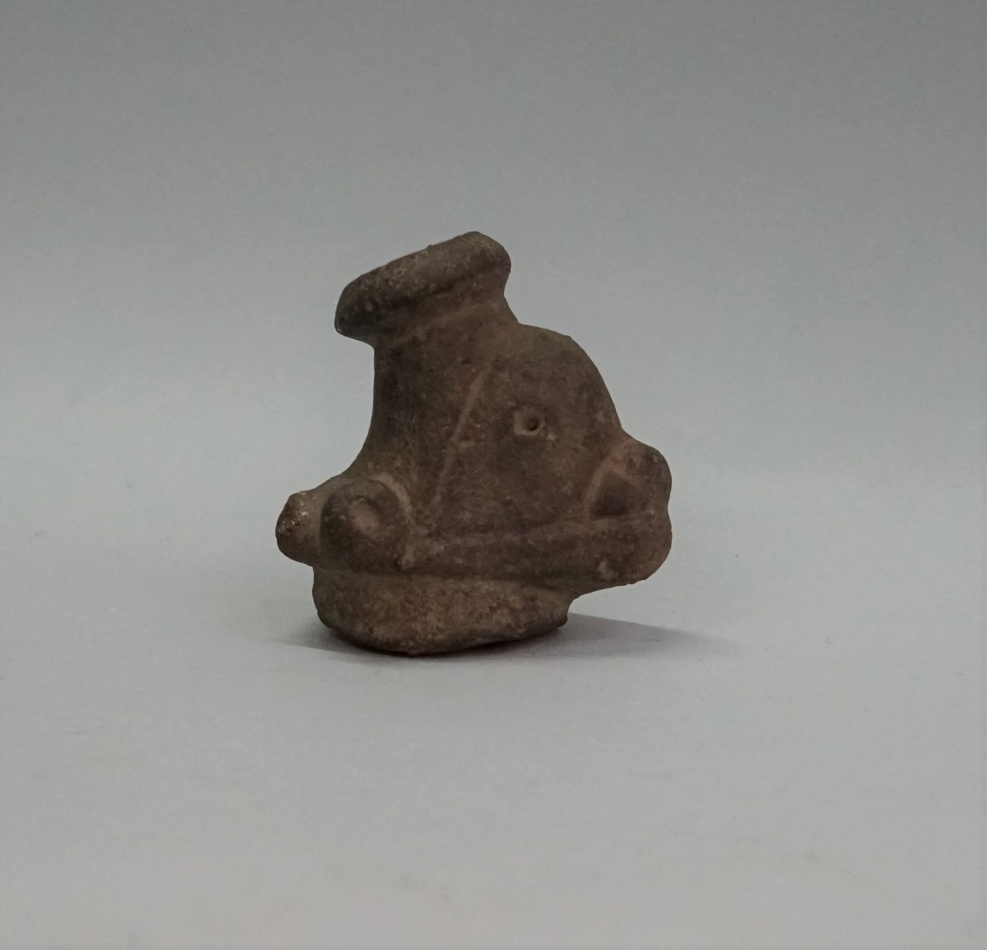 Null 拟人化的花瓶颈部。陶器。

哥斯达黎加，公元1000-1500年。

高：6,5厘米。