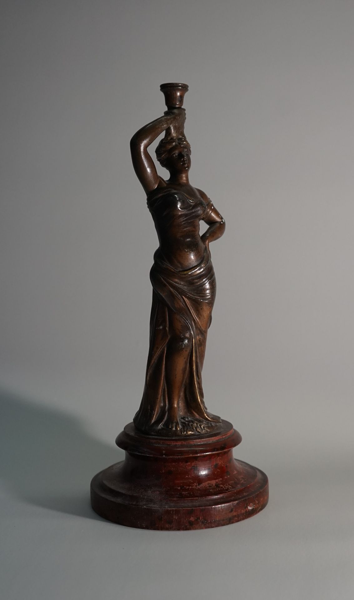 Null Female statuette in the antique style. H: 24.7cm