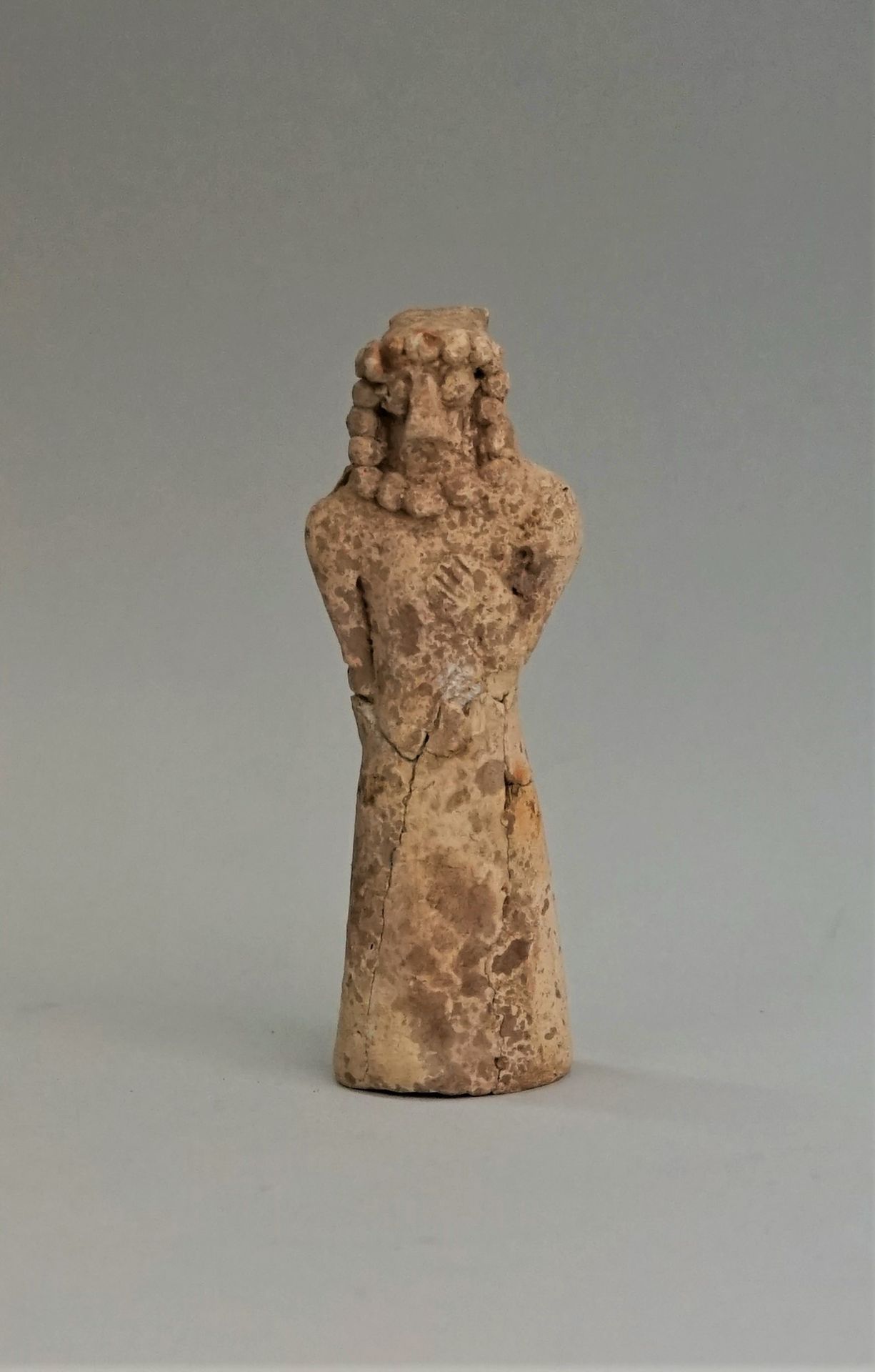Null Idol aus beigem Terrakotta im Ishtar-Stil, zerbrochen und geklebt. 10x3.5cm