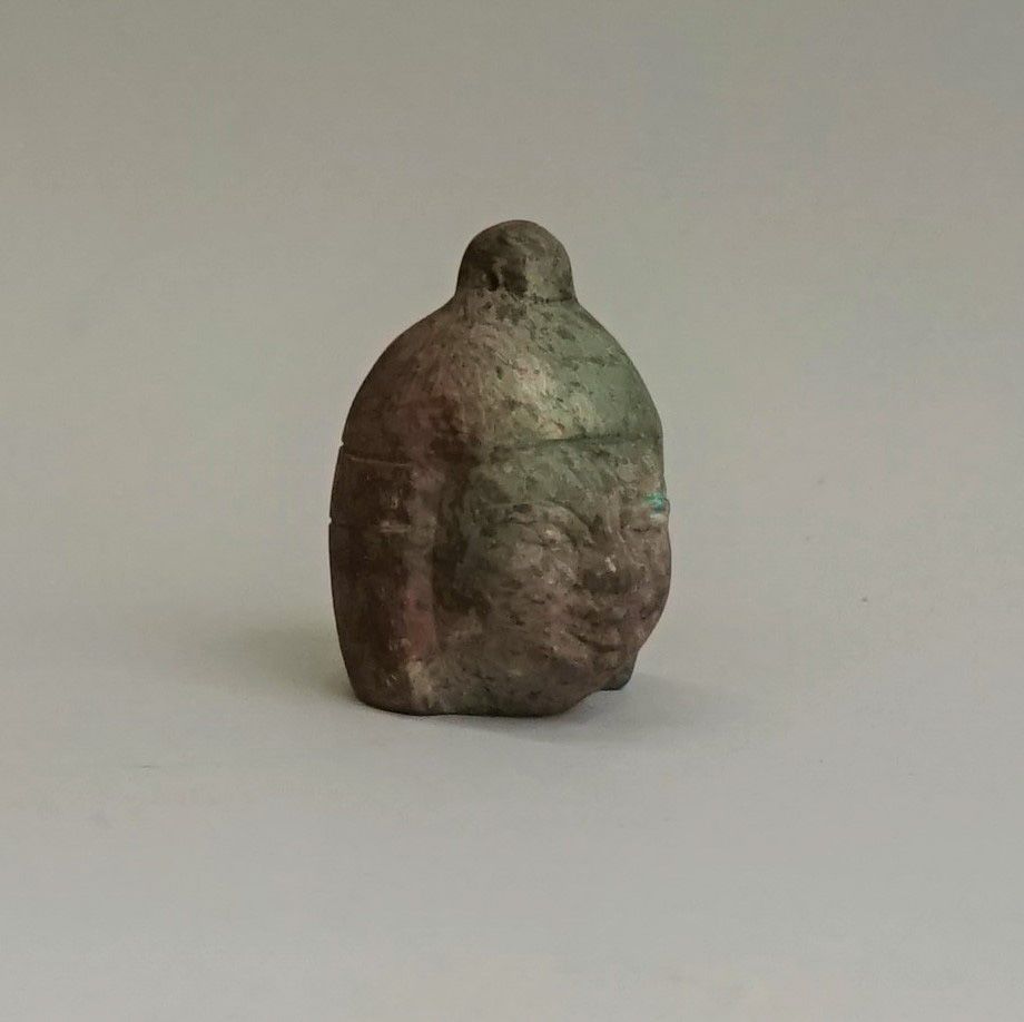 Null Testa di pietra in stile faraonico. 5,5x4,2cm