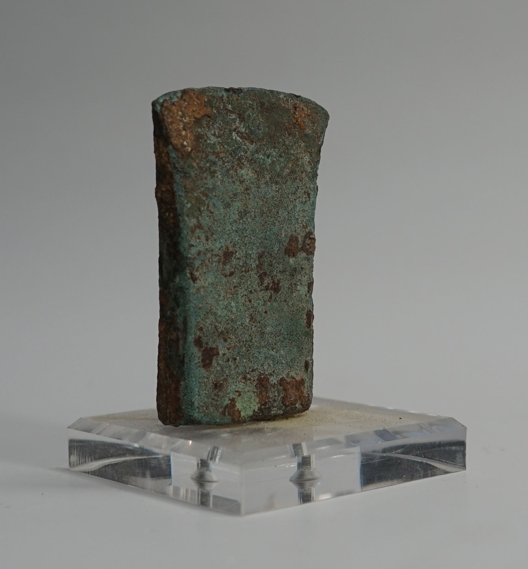 Null 青铜或铜质斧刃，有挖掘出的铜锈。9x6厘米