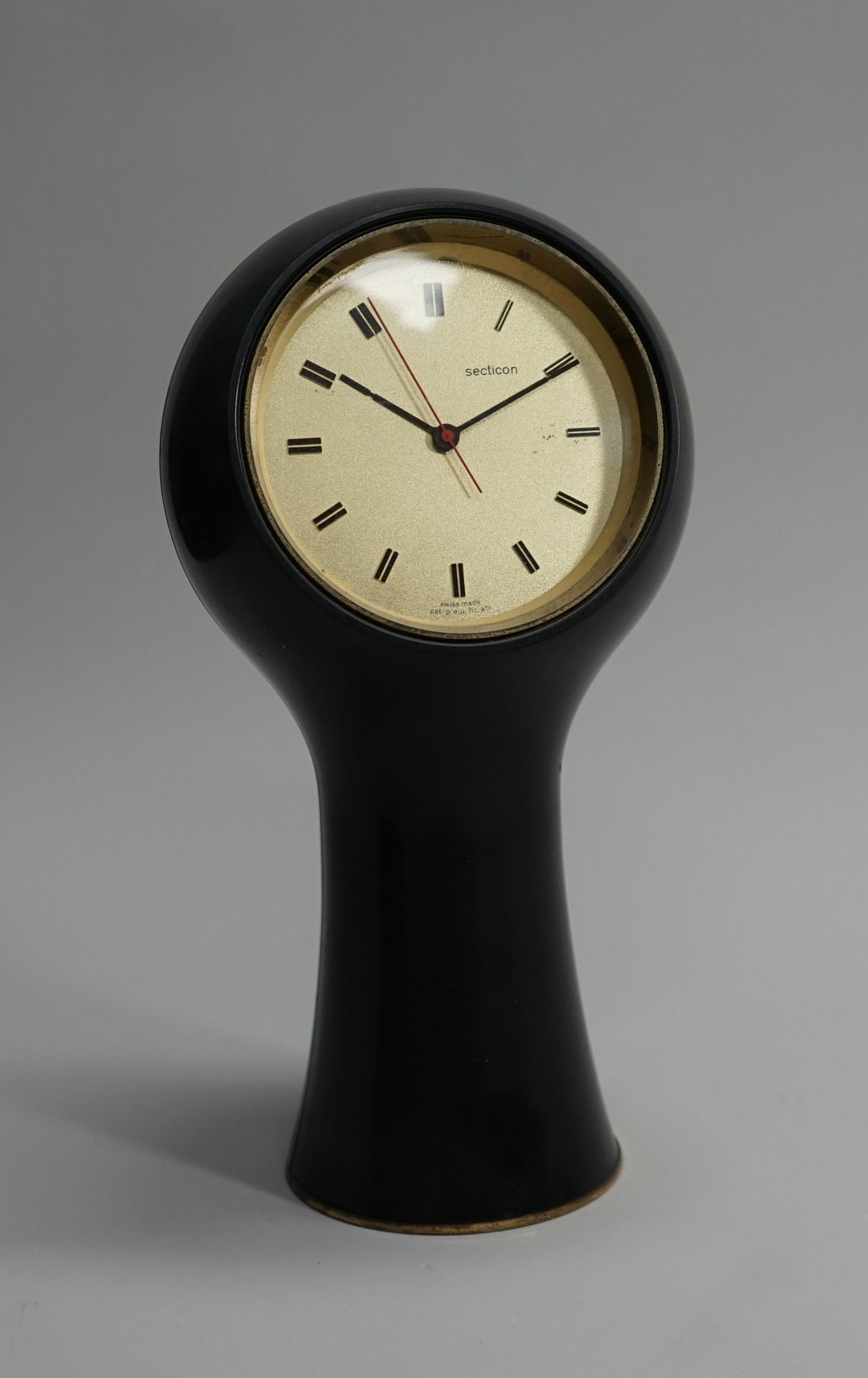 Null Angelo MANGIAROTTI for SECTICON - 黑色树脂钟，金色表盘。(原样)
